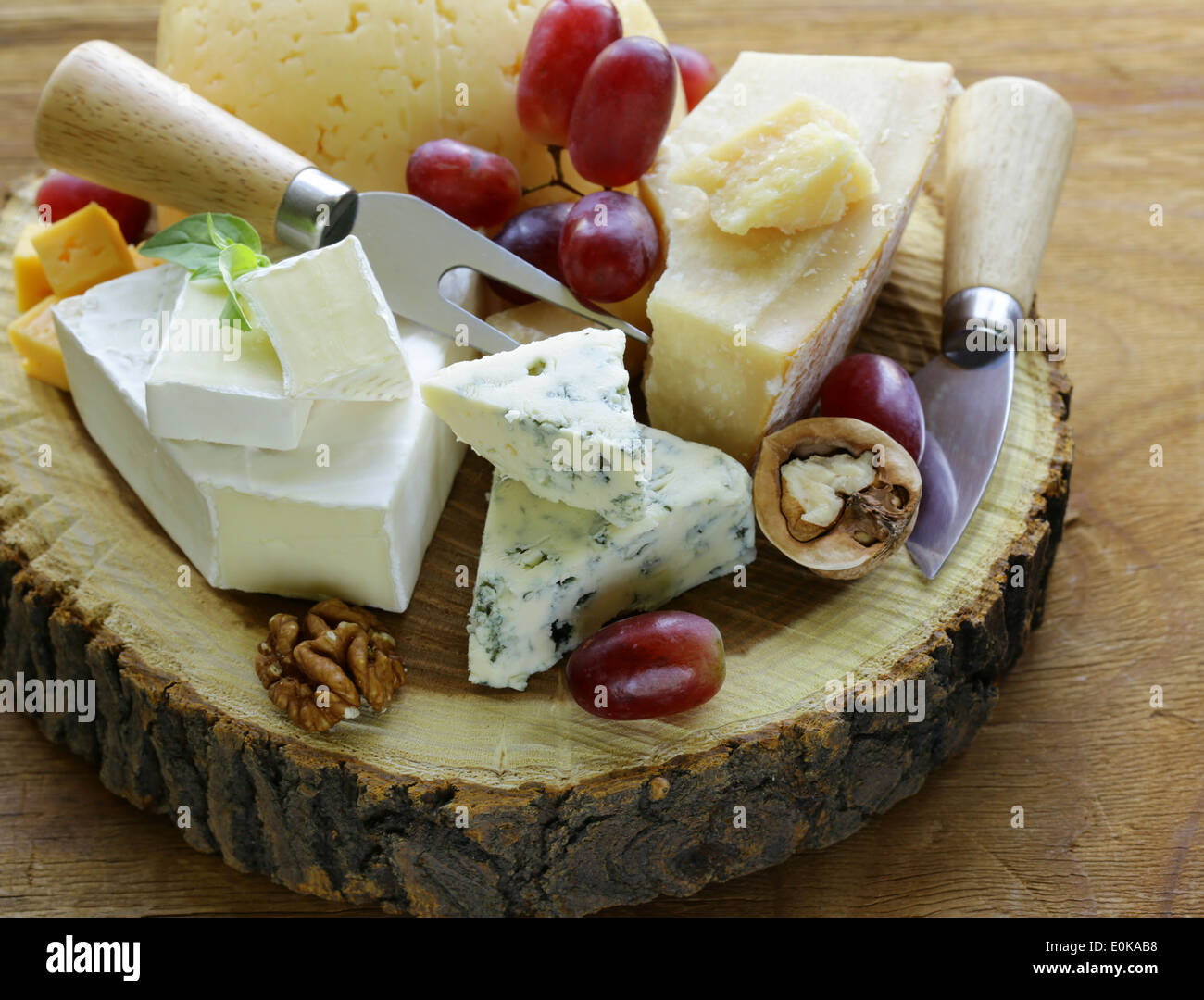 Avec un assortiment de fromages fromages (brie, bleu, parmesan, cheddar) Banque D'Images
