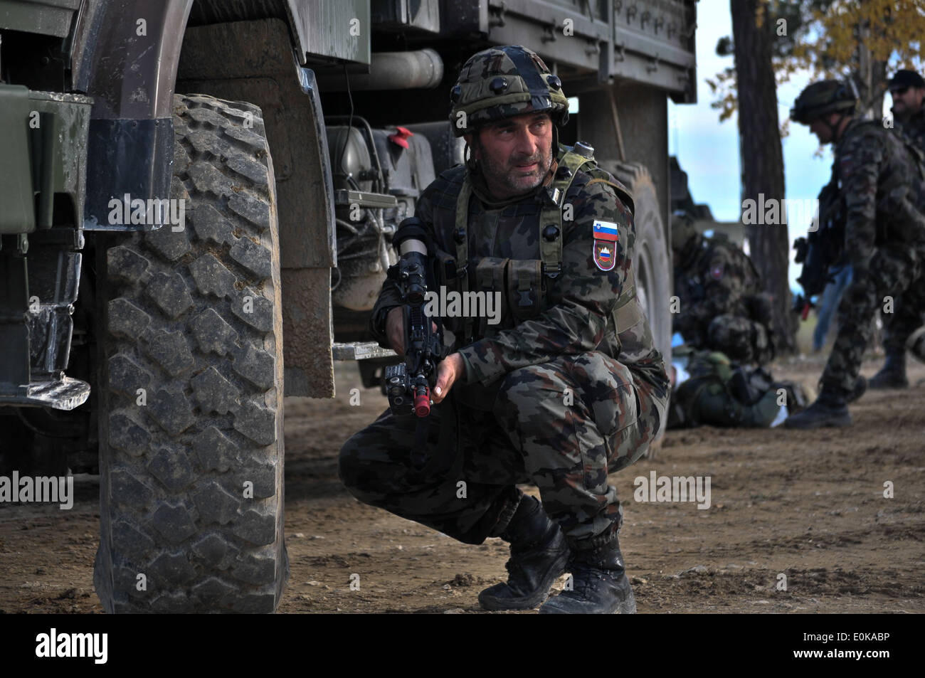 Un soldat slovène attaché à l'armée des États-Unis 2e régiment de cavalerie tire la sécurité pendant une action décisive de l'environnement formation exe Banque D'Images