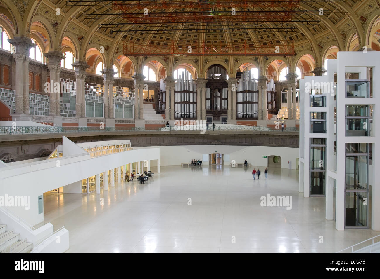 La salle ovale du Musée National d'Art de Catalogne (MNAC), décor de nombreux événements à Barcelone, Espagne. Banque D'Images