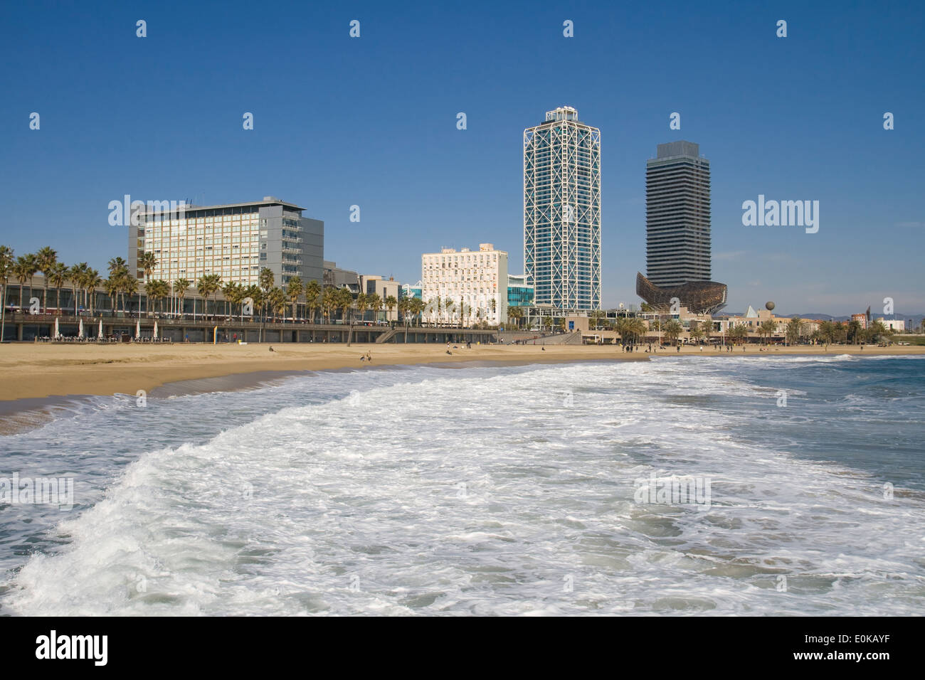 Vue sur la plage de la Barceloneta, Barcelone, Catalogne. Banque D'Images