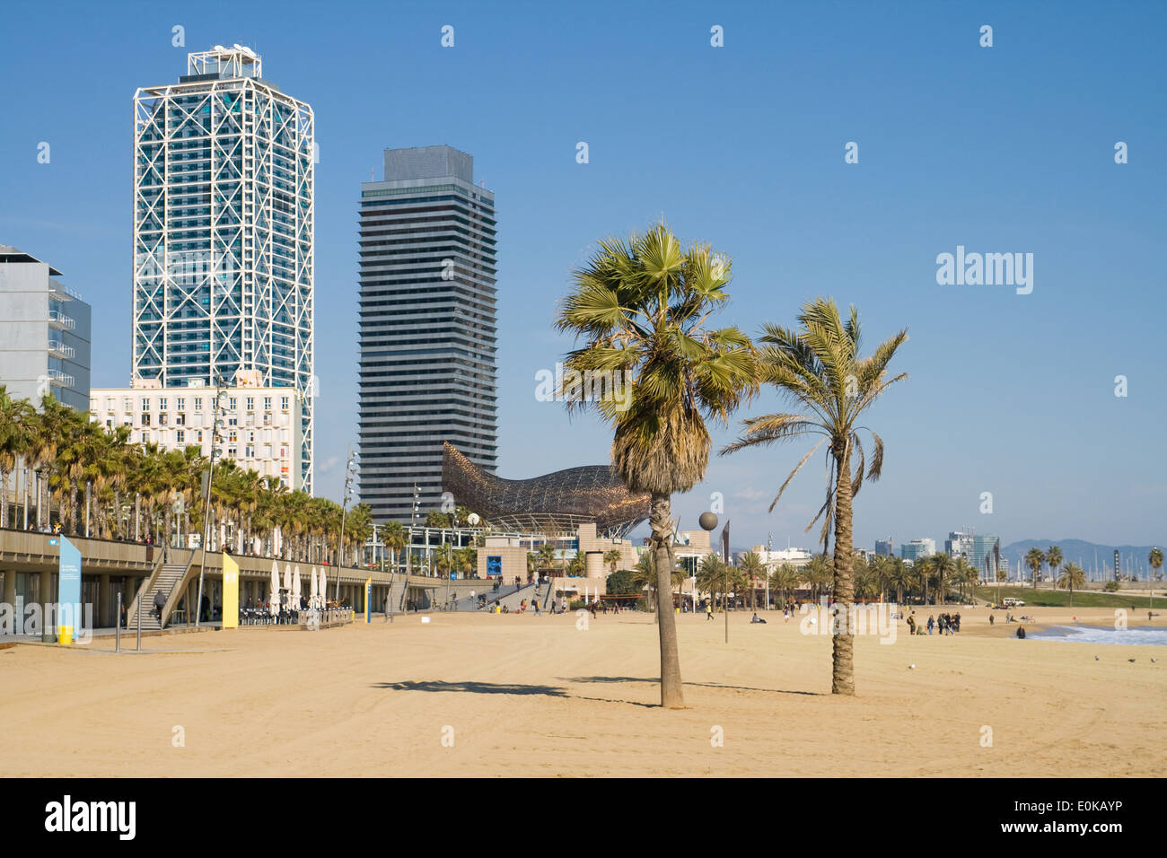 La plage de Barceloneta avec les tours jumelles de l'arrière-plan, Barcelone, Espagne. Banque D'Images