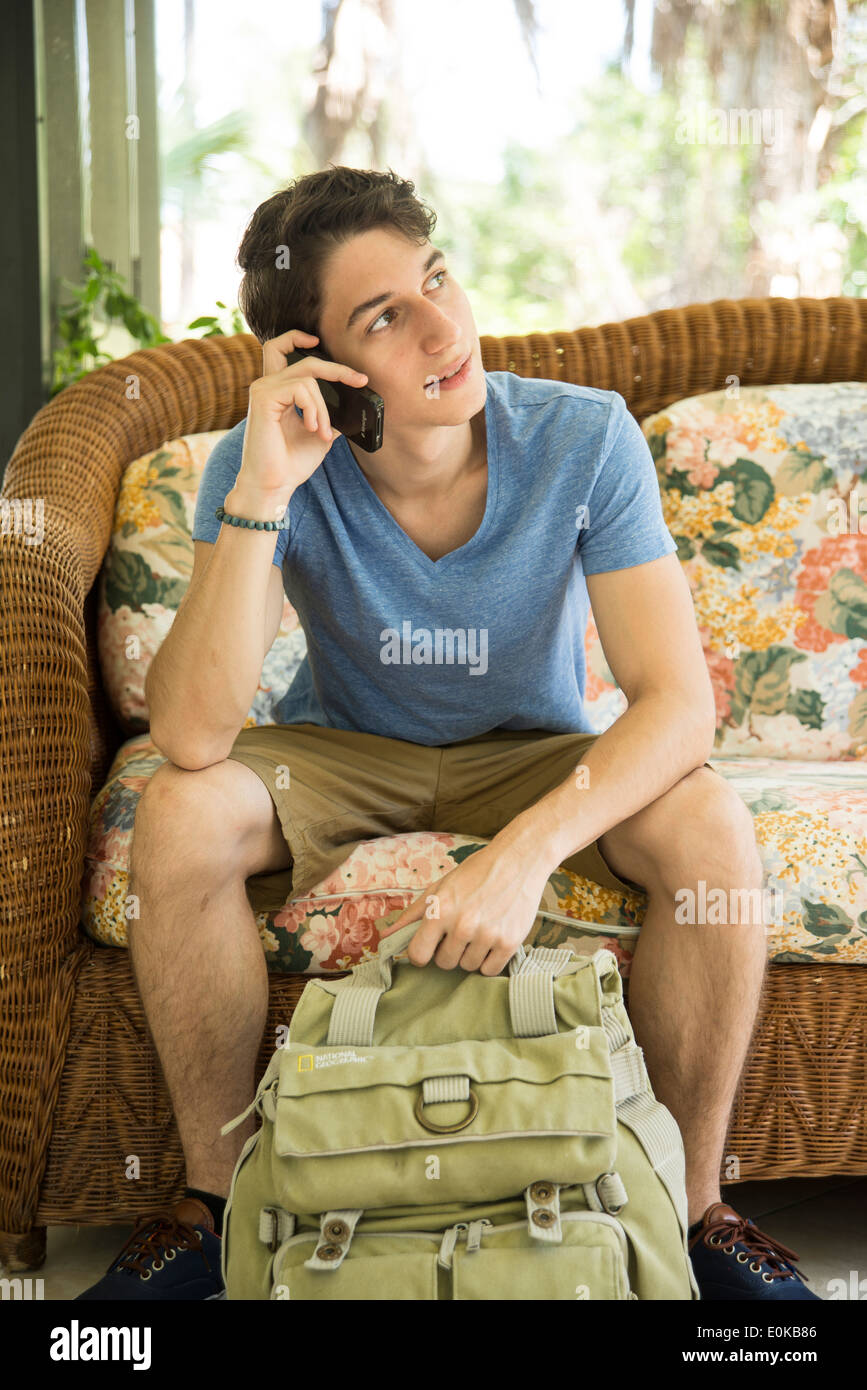 Jeune avec sac à dos et cell phone Banque D'Images