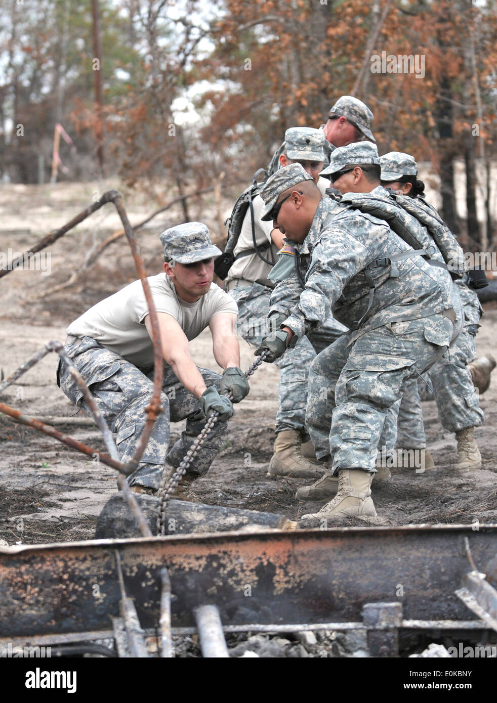 Les soldats de la 436e Détachement chimique aider avec le nettoyage des débris de la friche le 19 novembre dans la région de Bastrop, Texas. Banque D'Images