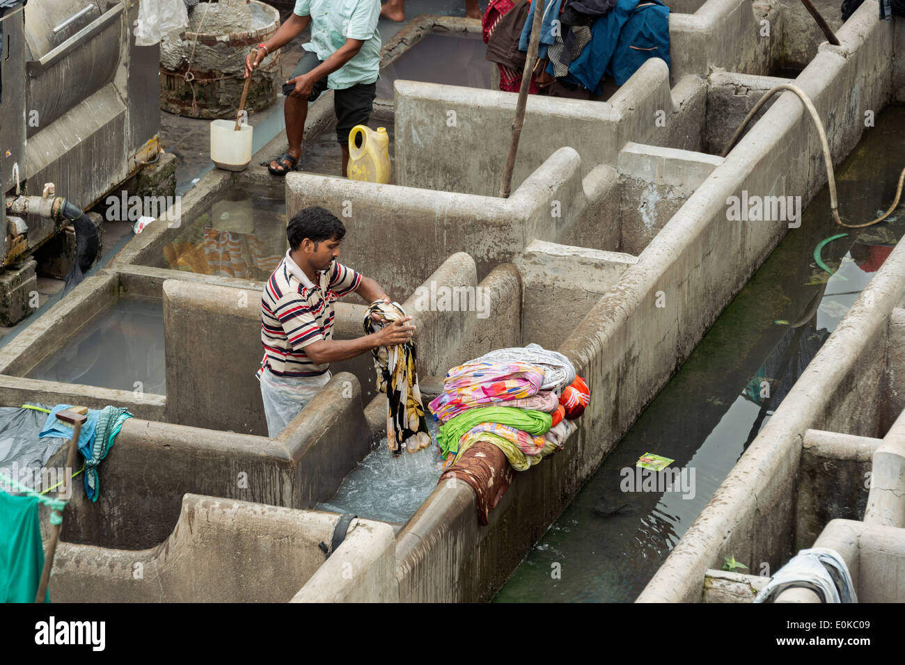 Homme travaillant à la lessive, Dhobi Ghat, Mumbai, Inde Banque D'Images