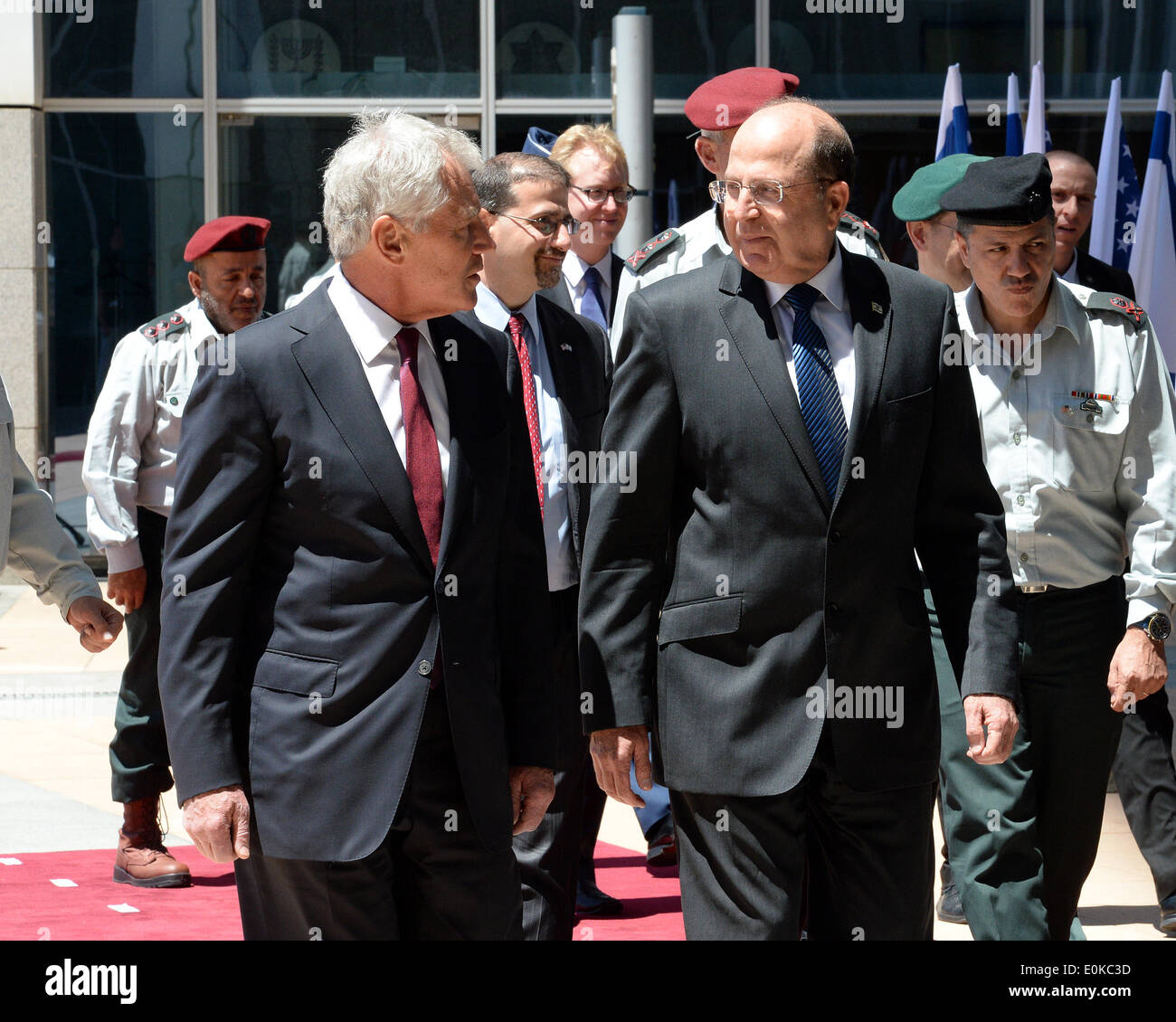 Jérusalem, Israël. 15 mai, 2014. Le Ministre israélien de la défense, Moshe Ya'alon (R, à l'avant) se réunit, lors de la visite du secrétaire américain à la défense Chuck Hagel (L, à l'avant) au Ministère israélien de la Défense à Tel Aviv, Israël, le 15 mai 2014. Le secrétaire américain à la défense Chuck Hagel a déclaré jeudi qu'il n'a pas pu valider un récent rapport des médias d'allégations d'espionnage israélien dans son pays. Credit : Ambassade des États-Unis pour Israël/Matty Stern/Xinhua/Alamy Live News Banque D'Images