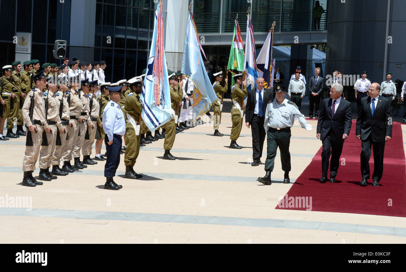 Jérusalem, Israël. 15 mai, 2014. Le Ministre israélien de la défense, Moshe Ya'alon (1e R, à l'avant) et la visite du secrétaire américain à la défense Chuck Hagel (2e R), l'examen avant d'Israël garde d'honneur au Ministère israélien de la Défense à Tel Aviv, Israël, le 15 mai 2014. Le secrétaire américain à la défense Chuck Hagel a déclaré jeudi qu'il n'a pas pu valider un récent rapport des médias d'allégations d'espionnage israélien dans son pays. Credit : Ambassade des États-Unis pour Israël/Matty Stern/Xinhua/Alamy Live News Banque D'Images