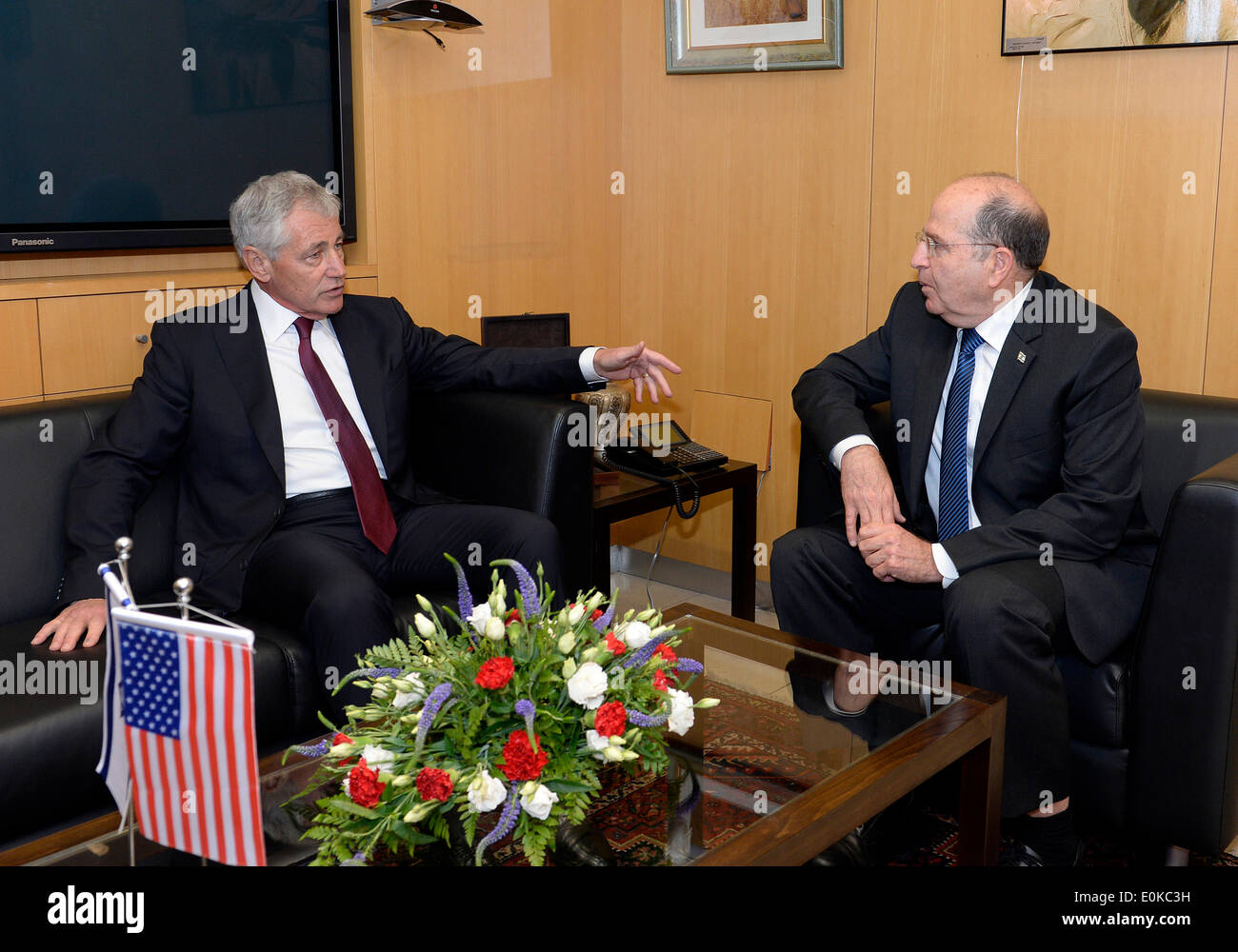 Jérusalem, Israël. 15 mai, 2014. Le Ministre israélien de la défense, Moshe Ya'alon (R) se réunit, lors de la visite du secrétaire américain à la défense Chuck Hagel au Ministère israélien de la Défense à Tel Aviv, Israël, le 15 mai 2014. Le secrétaire américain à la défense Chuck Hagel a déclaré jeudi qu'il n'a pas pu valider un récent rapport des médias d'allégations d'espionnage israélien dans son pays. Credit : Ambassade des États-Unis pour Israël/Matty Stern/Xinhua/Alamy Live News Banque D'Images