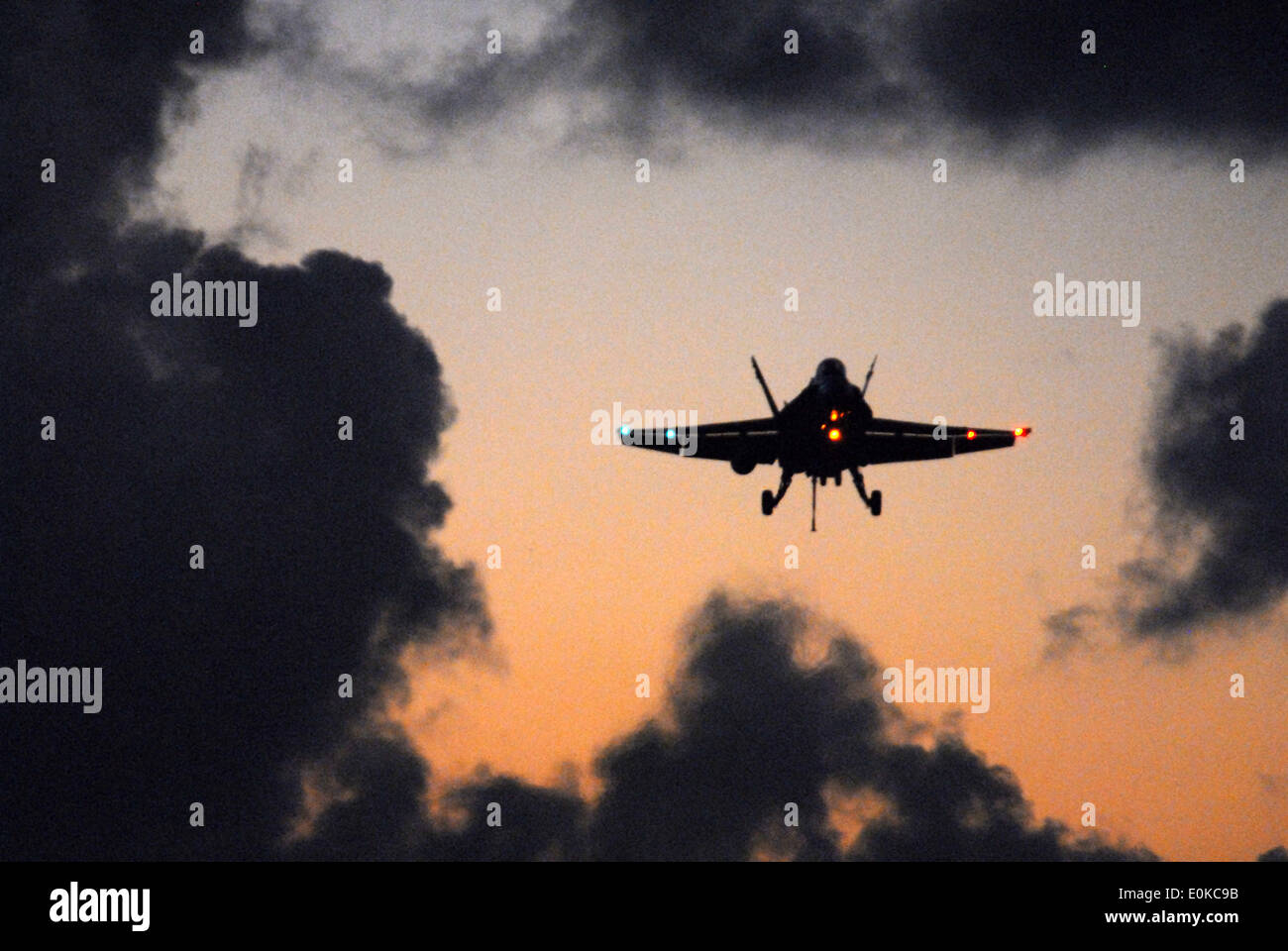 Un F/A-18 Super Hornet rend son approche finale avant de prendre un arrêté à l'atterrissage dans le poste de pilotage de l'airc classe Nimitz Banque D'Images