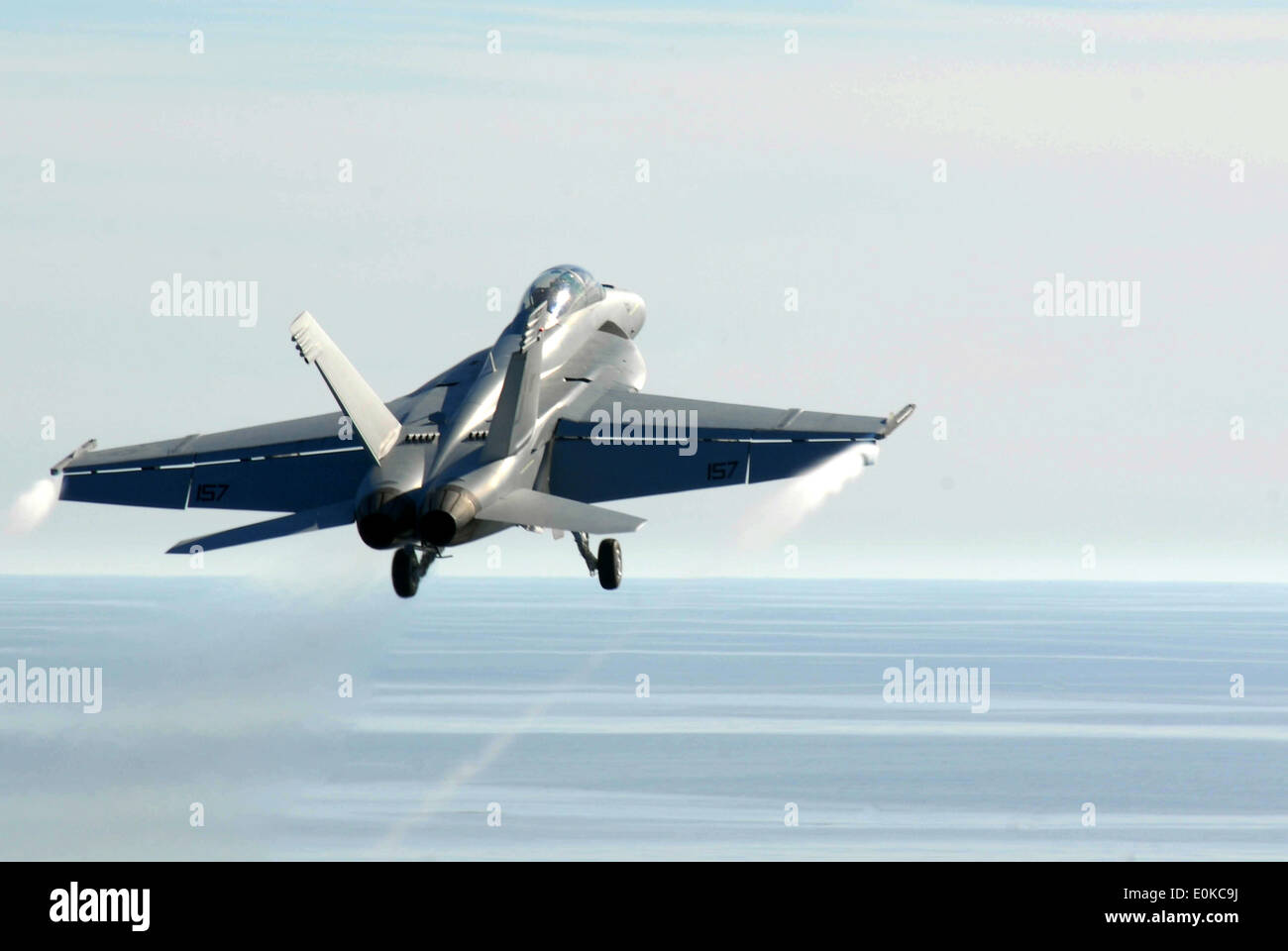 Un F/A-18F Super Hornet affectés à l 'Flying Eagles' de Strike Fighter Squadron 122 lance depuis la cabine de pilotage de la cou Banque D'Images
