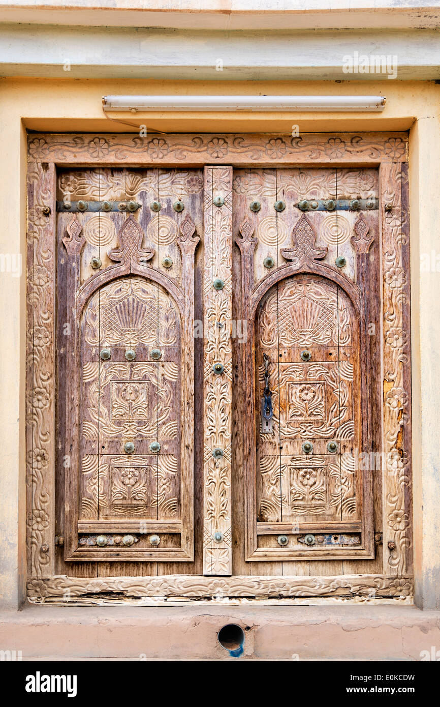 Ancienne porte de sculptures dans oasis Al Haway en Oman Banque D'Images