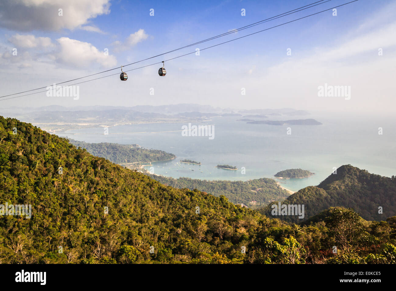 Sur la montagne avec un téléphérique suspendu dans l'air à Langkawi, Malaisie. Banque D'Images