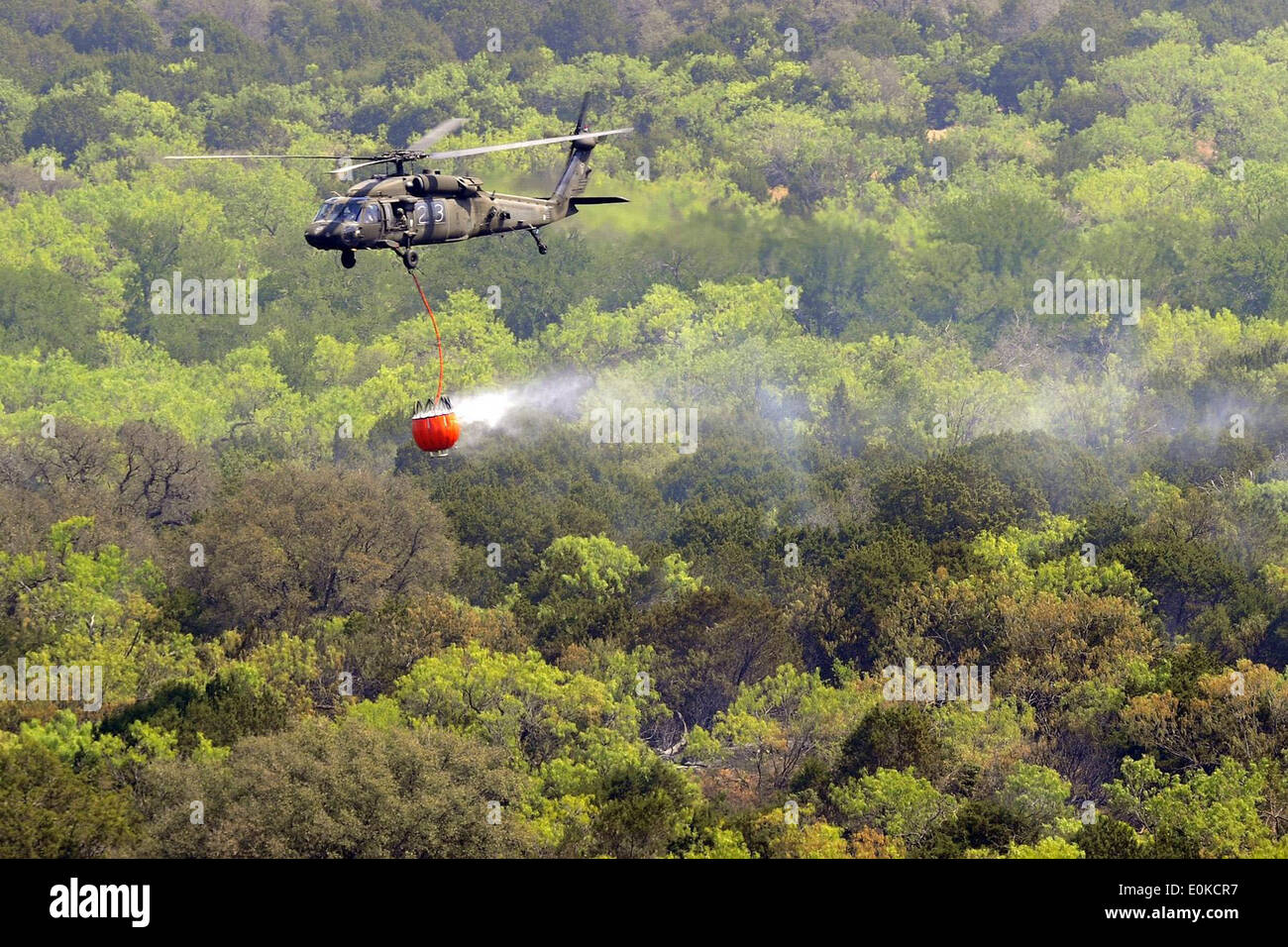 La Garde nationale du Texas UH-60 Black Hawk répondre à contribuer à la lutte contre les incendies de forêt au nord du Texas. Les hélicoptères nous avons lancé à partir de t Banque D'Images