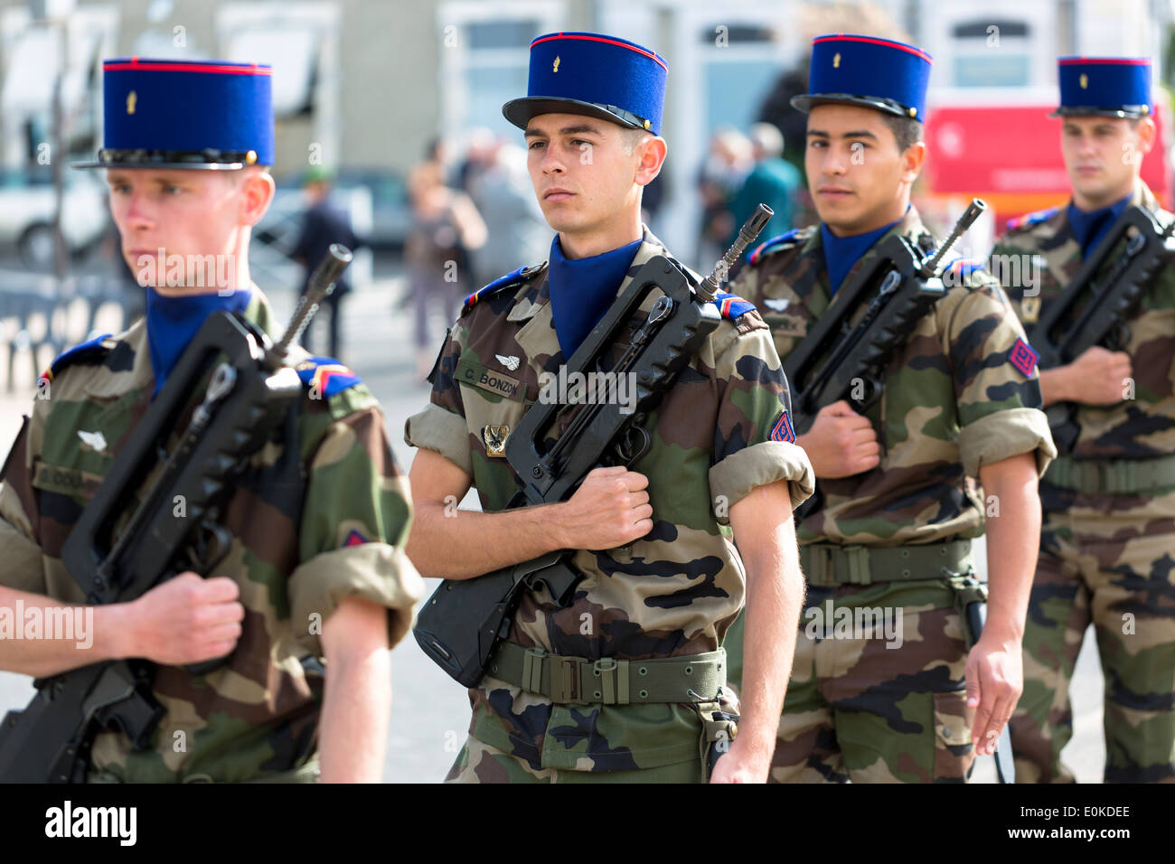 Des soldats dans l'armée française qui fréquentent et parade marching in Pau dans les Pyrénées, France Banque D'Images