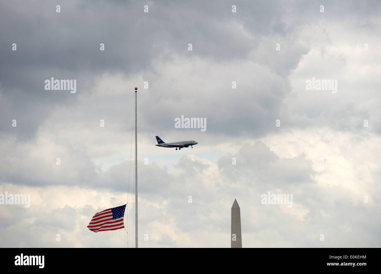 (140515) -- WASHINGTON, D.C., le 15 mai 2014 (Xinhua) -- Un indicateur est vu à la moitié du personnel pour les agents de la paix Memorial Day au Pentagone, Washington, DC, le 15 mai 2014. En 1962, le président John F. Kennedy a signé la loi publique 87-726 désignant le 15 mai comme Journée de commémoration, des agents de la paix et de la semaine où tombe le 15 mai comme la Semaine nationale de la police. La loi a été modifiée par le Violent Crime Control and Law Enforcement Act de 1994, Public Law 103-322, signé par le président Bill Clinton, de la direction que le drapeau des États-Unis s'afficher en personnel sur tous les édifices du gouvernement le 15 mai de chaque année.(ha Nhi Banque D'Images