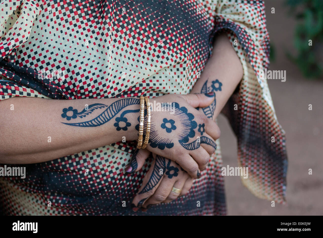 Femme Avec Tatouage Au Henné Sur Ses Mains Latbara Soudan