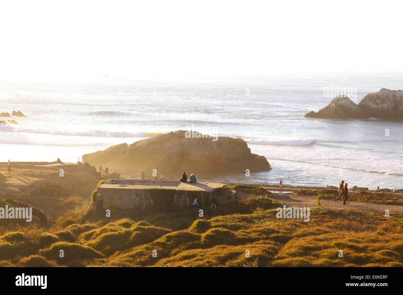 Les gens profiter du soleil et se promener au bord de l'eau à la Sutro Baths à Lands End à San Francisco, Californie. Banque D'Images