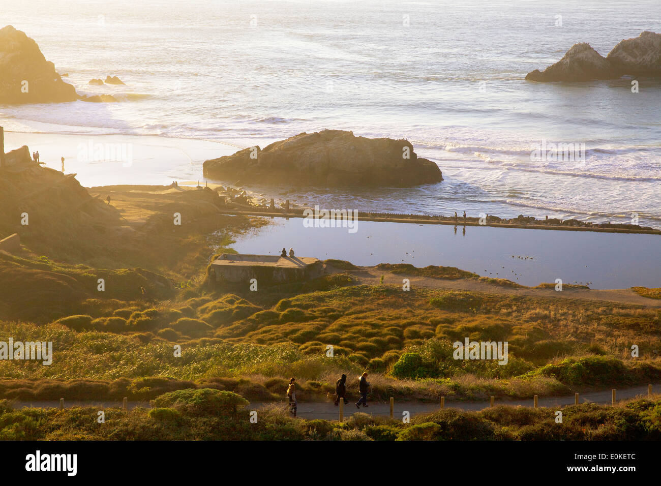 Les gens autour de la randonnée sur les chemins et marcher le long de la digue à la Sutro baignoire ruines à Lands End à San Francisco, Californie. Banque D'Images