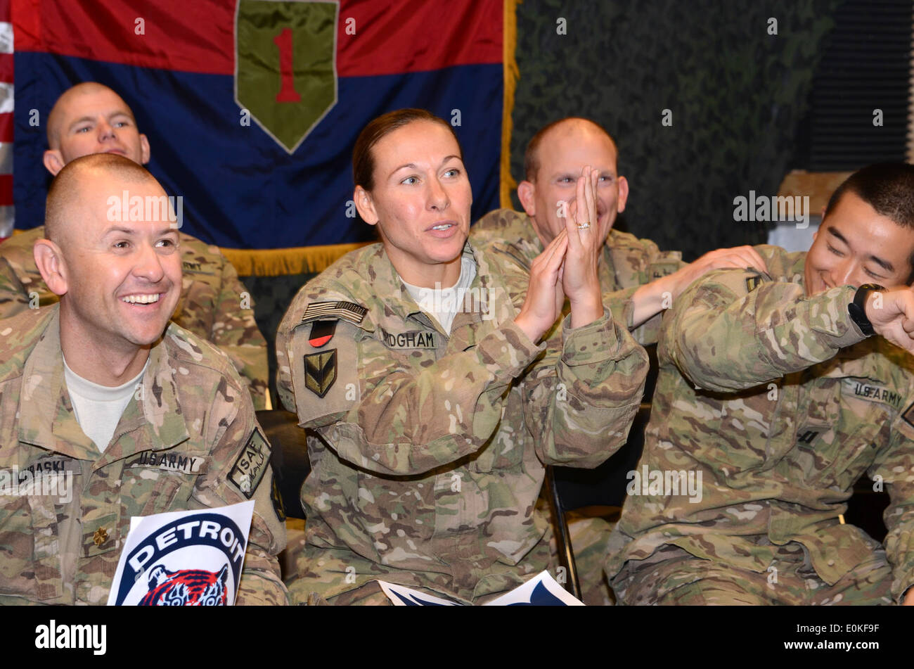 Les soldats stationnés à l'aérodrome de Bagram, en Afghanistan, défier le sommeil en regardant jeu 2 de la série mondiale, qui a été diffusée en direct e Banque D'Images