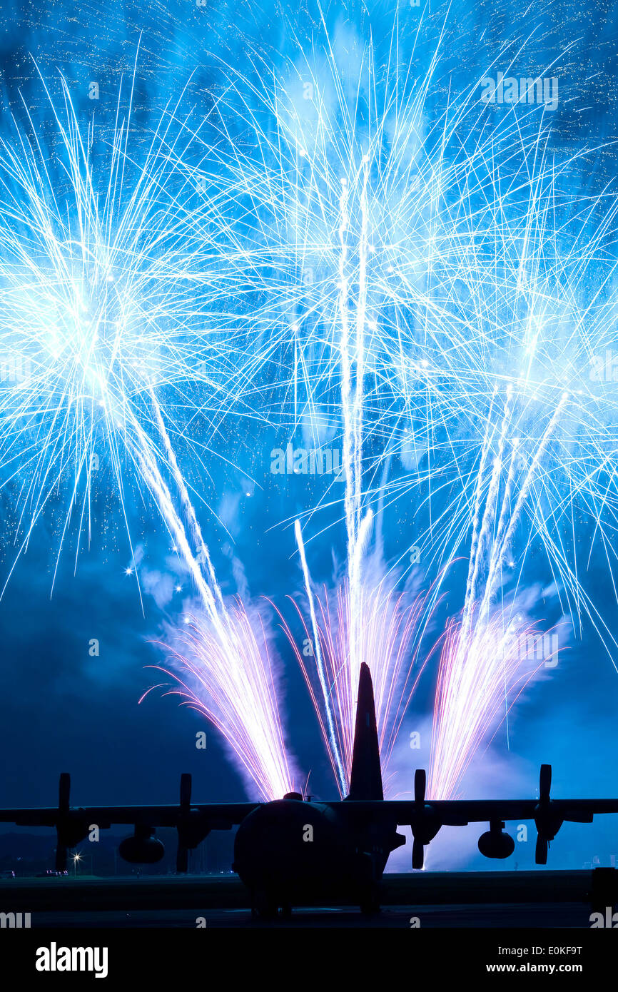 D'artifice burst over Yokota Air Base, Japon, le 2 juillet 2011. Le 374e Escadron de soutien de la Force fournie Yokota résidents et leur Banque D'Images