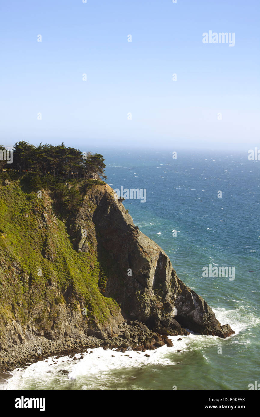 Une vue de la falaise sur la côte le long de l'autoroute Un dans la région de Big Sur, en Californie. Banque D'Images