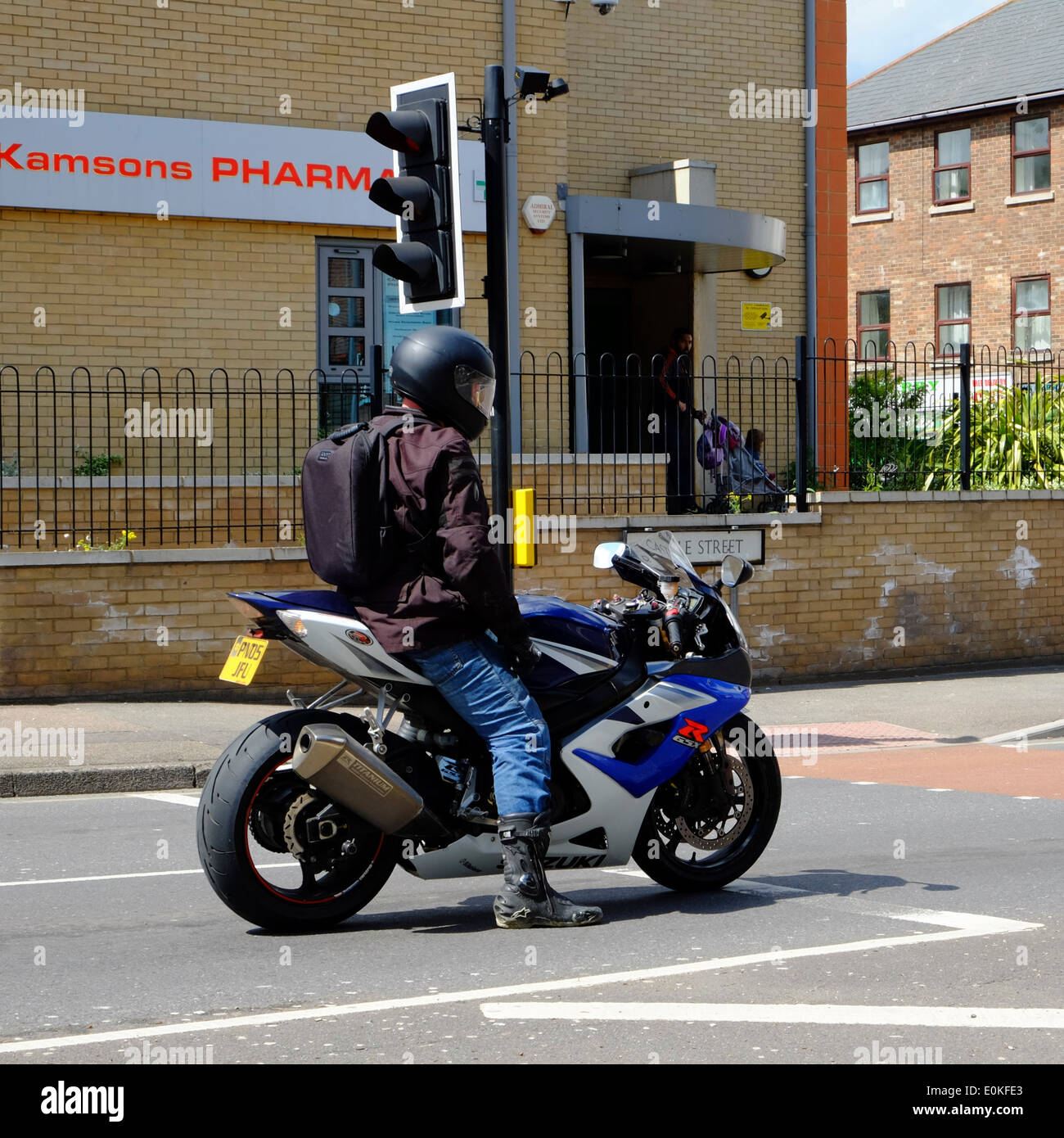 Motocycliste en attente de feu de circulation pour changer Banque D'Images