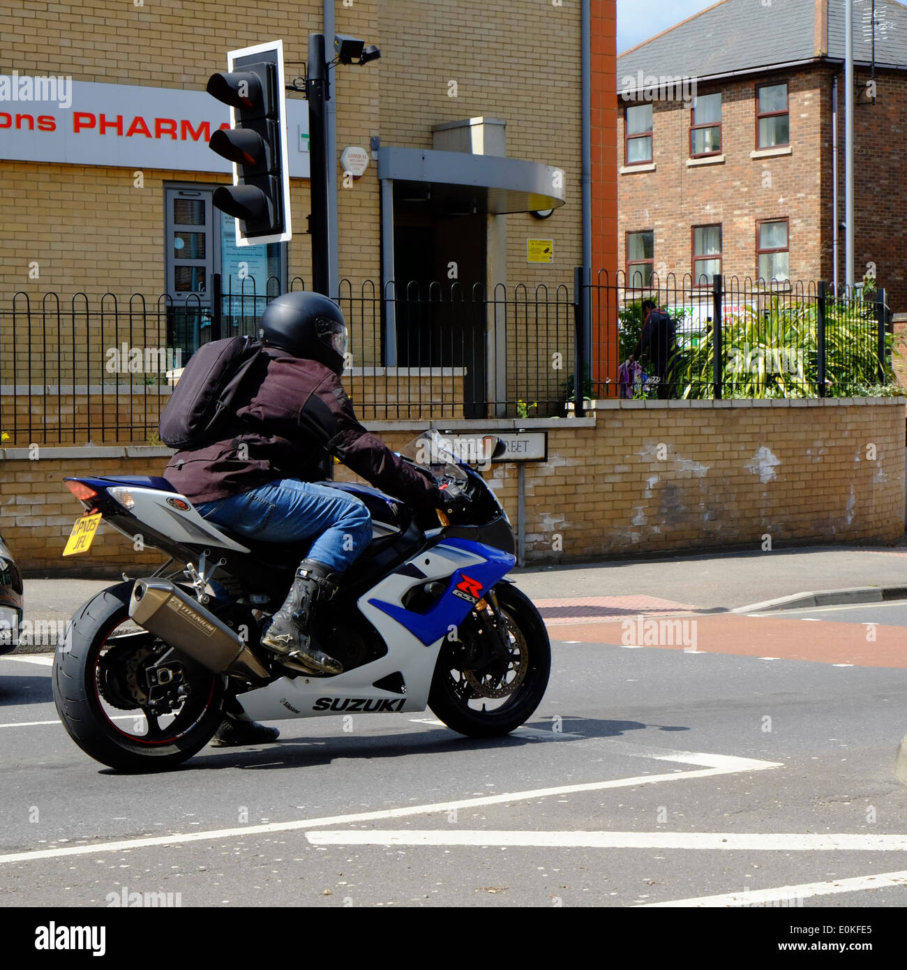 Motocycliste en attente de feu de circulation pour changer Banque D'Images