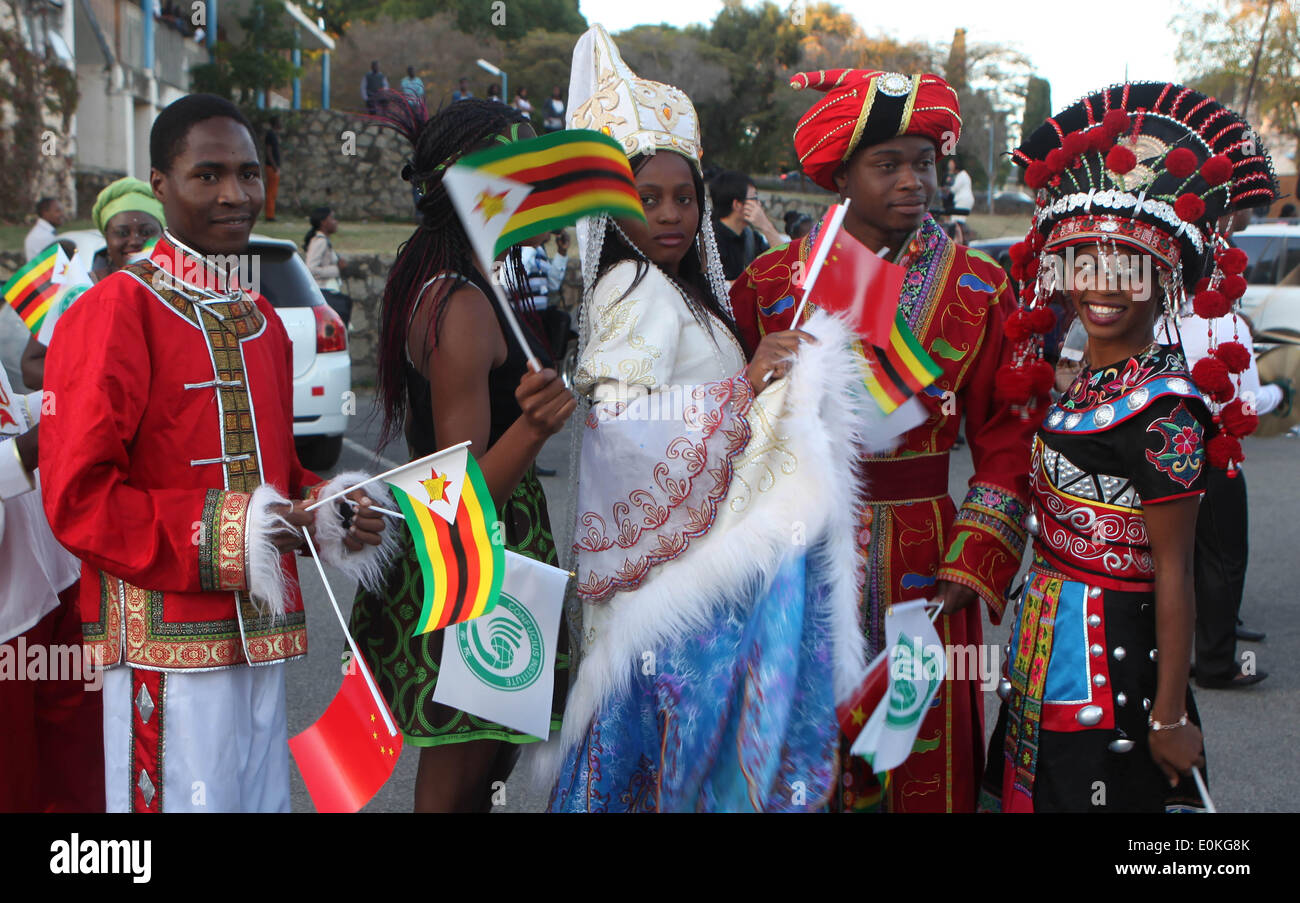 Harare. 15 mai, 2014. Les élèves portent des Zimbabwéens groupe ethnique chinois sa tenue vestimentaire, qui se préparent à participer à un défilé de musique sur le campus de l'Université du Zimbabwe à Harare, le 15 mai 2014. Un carnaval de musique organisé par l'Institut Confucius de l'Université du Zimbabwe a secoué le campus le jeudi, à la fois palpitant et chinois avec l'auditoire du Zimbabwe de expérimental de fusion des éléments de la musique. Credit : Stringer/Xinhua/Alamy Live News Banque D'Images