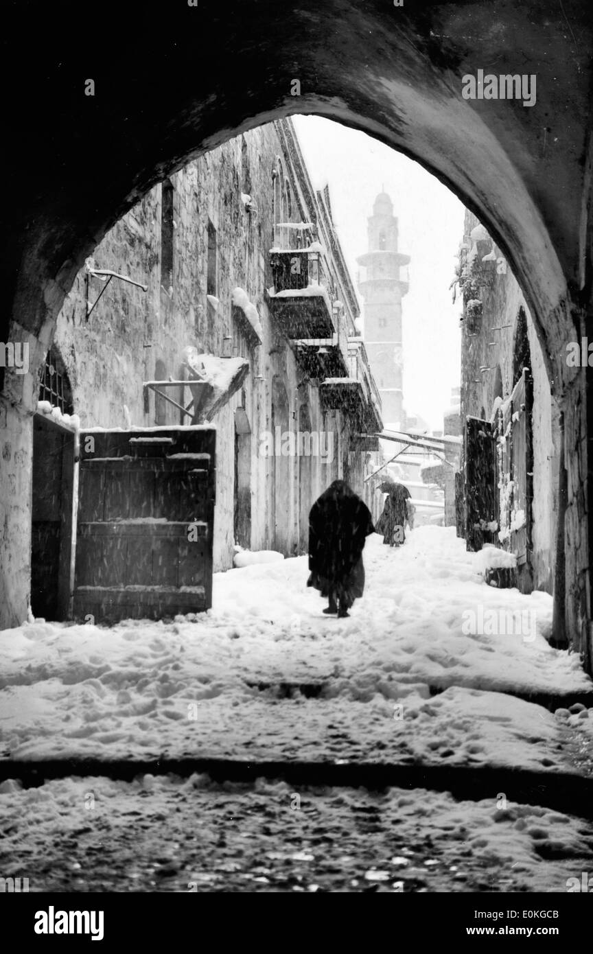 Jérusalem au cours d'un hiver enneigé. Via Dolorosa dans la neige, Huitième Station, vers 1920 Banque D'Images