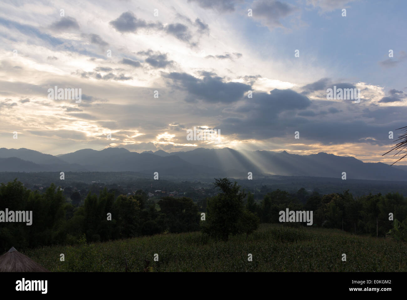Rayon de soleil perce les nuages de tempête Banque D'Images