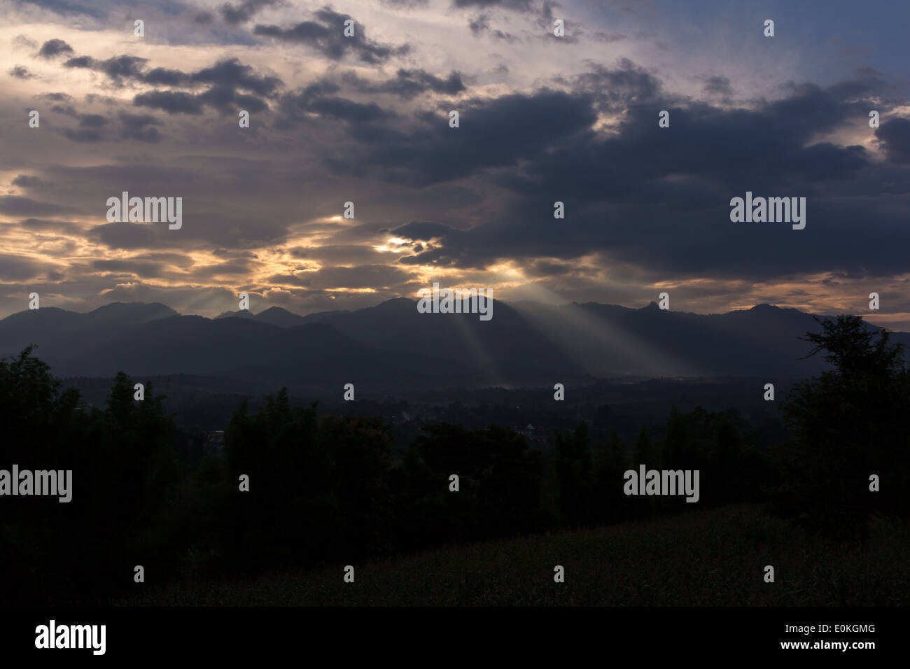 Rayon de soleil perce les nuages de tempête Banque D'Images