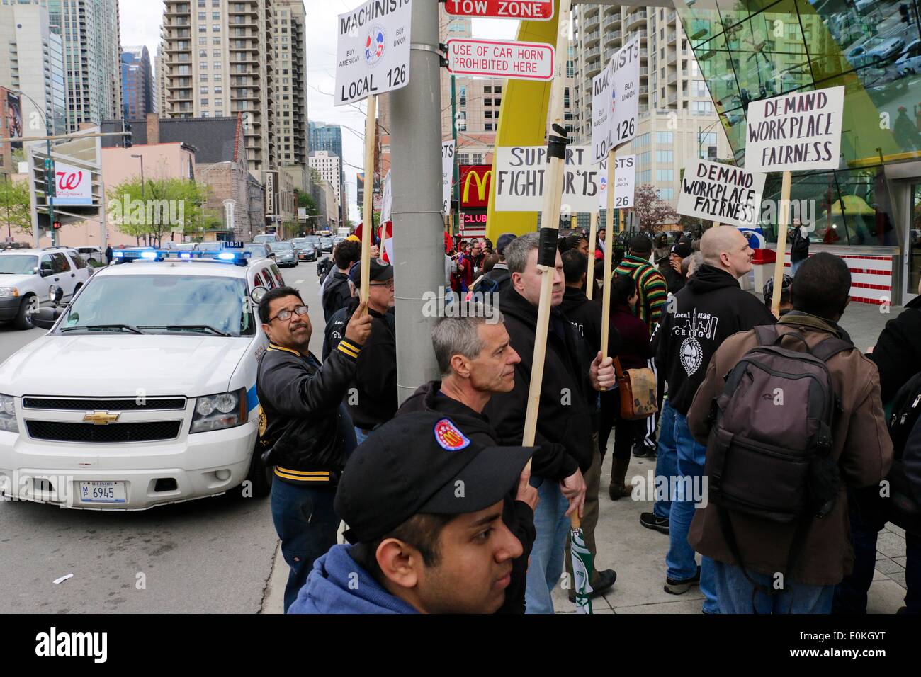 Chicago, Illinois, USA. 15 mai, 2014. Les travailleurs de la restauration rapide et les partisans de l'union montrent pour un salaire de 15$/heure en face de la 'Rock and Roll' McDonalds sur la rue Ontario. Credit : Todd Bannor/Alamy Live News Banque D'Images