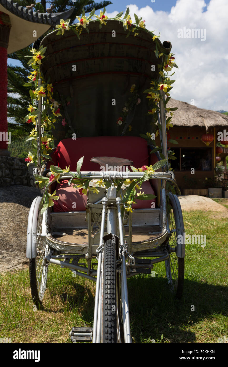 Location à trois roues Vintage, et décorées de fleurs. Banque D'Images