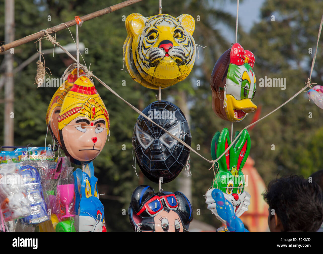 Masques pour enfants à vendre à Bhopal, en Inde. Banque D'Images