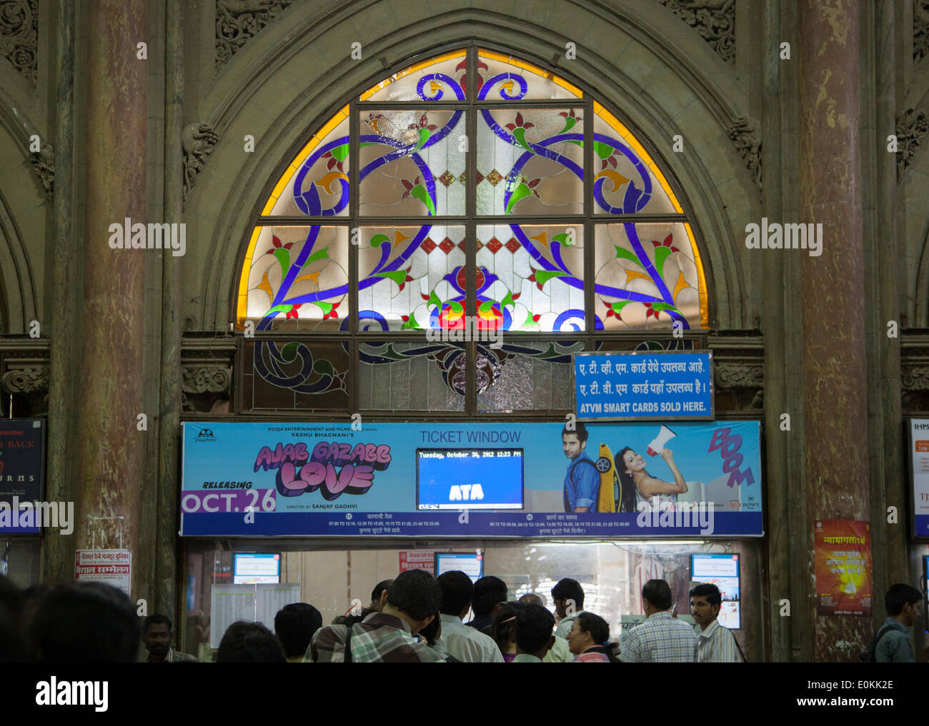 La vente des billets à l'intérieur de Victoria Terminus ( Gare Chhatrapati Shivaji), Mumbai. Banque D'Images