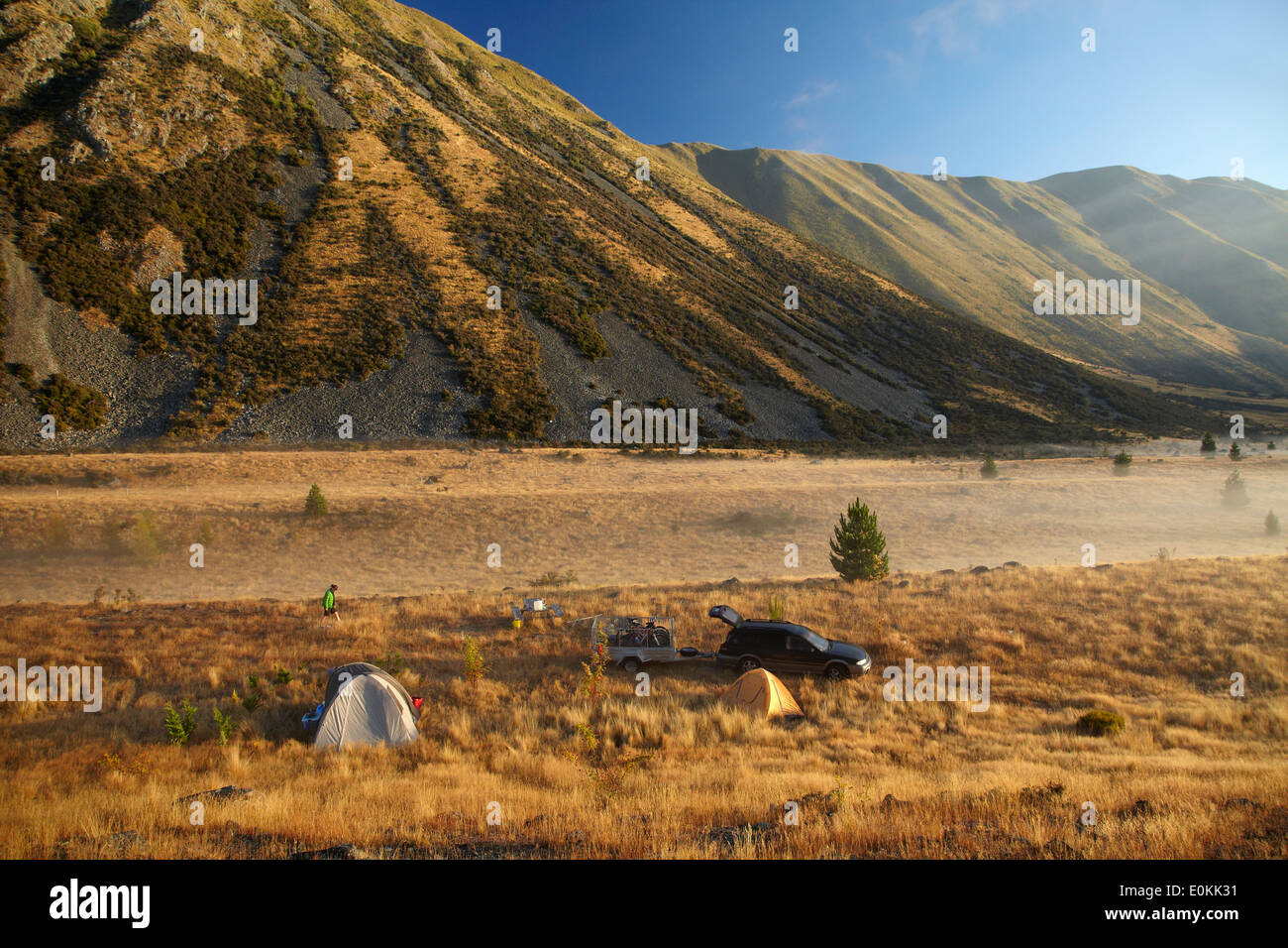 Camping ci-dessous Ben Ohau, Mackenzie Country, île du Sud, Nouvelle-Zélande Banque D'Images