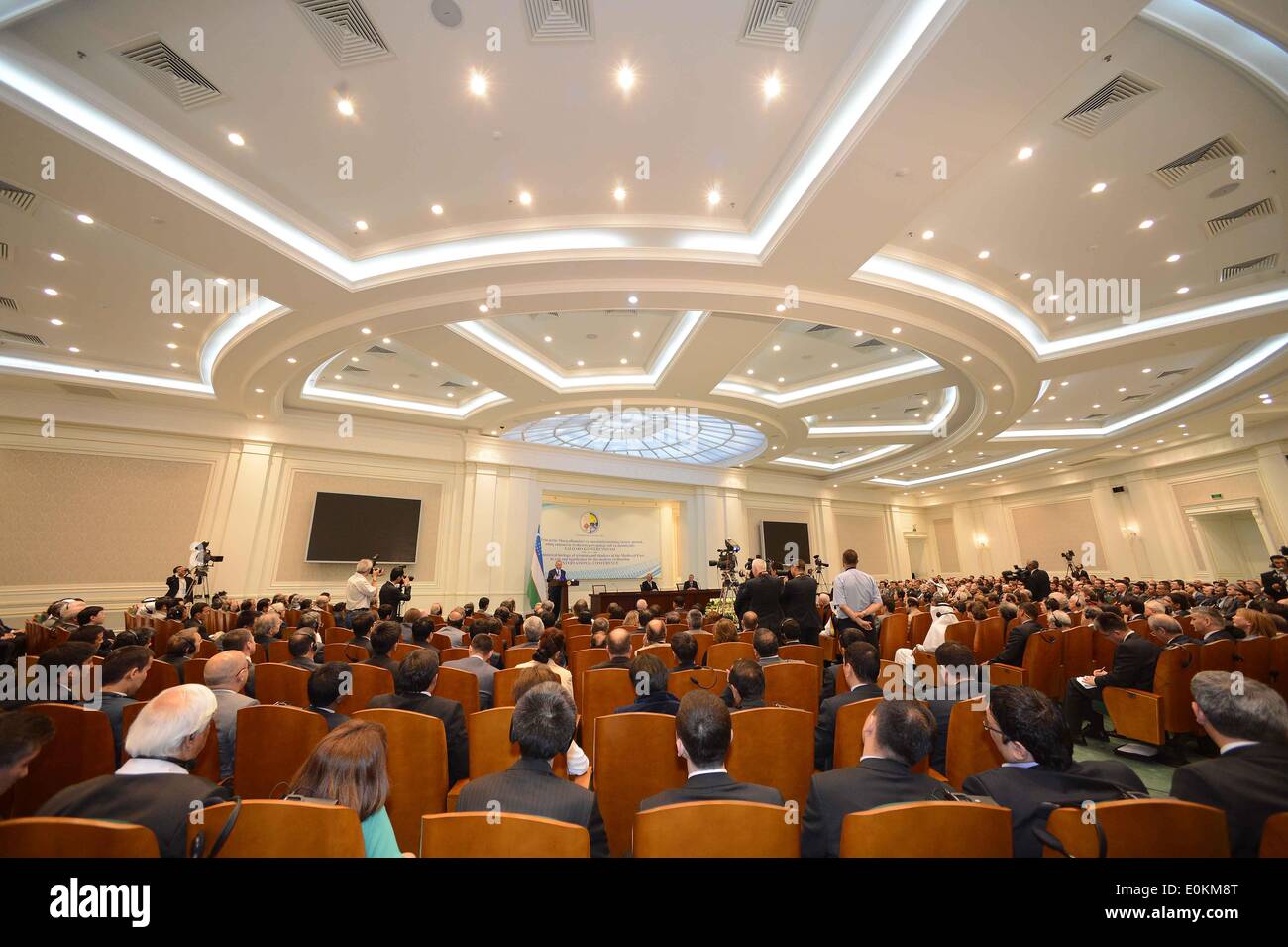 Samarkand, Ouzbékistan. 15 mai, 2014. Les participants assistent à la cérémonie d'ouverture de la Conférence internationale intitulée "L'héritage historique de scientifiques et de penseurs de l'époque médiévale à l'Est, son rôle et l'importance de la civilisation moderne" à Samarkand, Ouzbékistan, le 15 mai 2014. © Sadate/Xinhua/Alamy Live News Banque D'Images