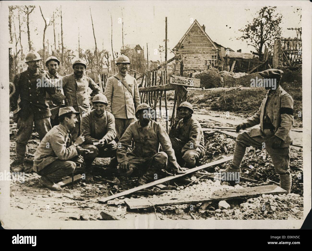 1 janvier, 1915 - La rue sera immédiatement renommé : Beaucoup de choses ont lieu dans la somme de batailles à même amuser les stolid soldats français. Dans ce village où ils nantis juste capturés, ils trouvent les Huns avaient nommé la rue ''Berkuber street'' et que les français sont actuellement en marche vers Berlin ils ont trouvé une source de joie et de l'occasion pour quelques commentaires sur les Huns en général. Banque D'Images