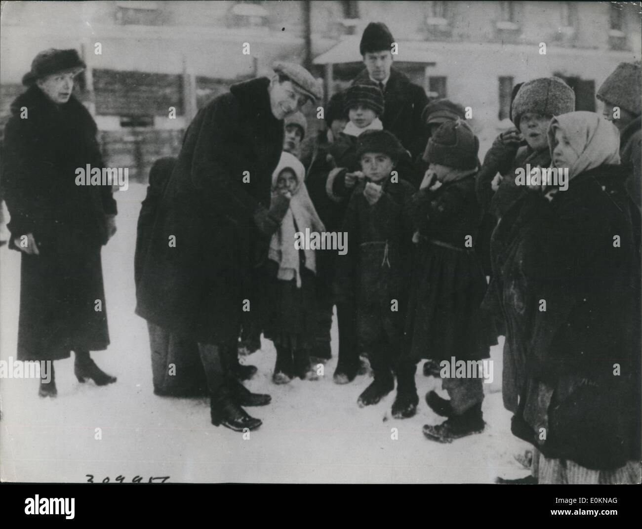 00 déc., 1922 - Shelby et Sander sont des représentants de la Commission de la nourriture américaine en Russie. Des groupes juifs Tenir la bombe après démonstration Champs-elysées Banque D'Images