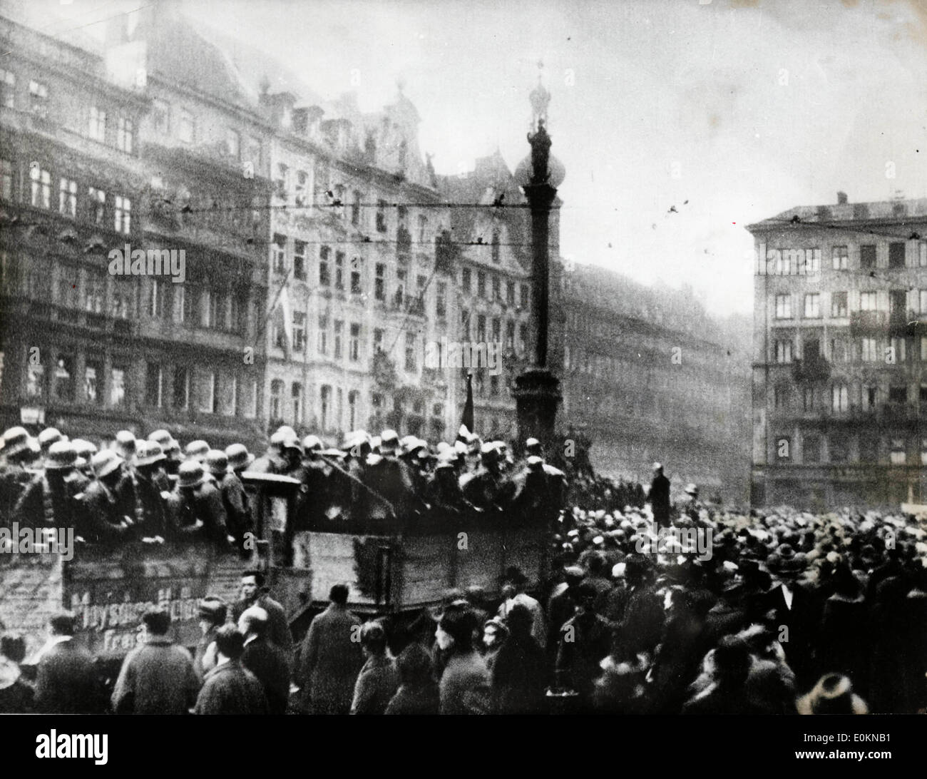 Des troupes d'Hitler sur les chariots parmi la foule de personnes à la 'Marien-place' Banque D'Images