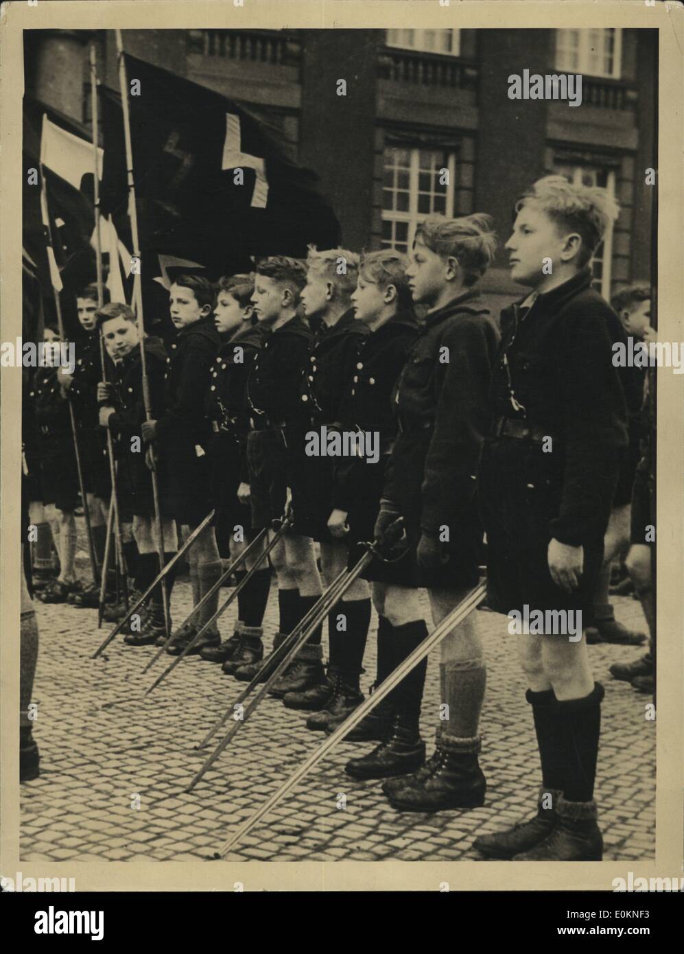 1 janvier, 1930 - Défilé de la jeunesse allemande à Berlin : un groupe de petits garçons, armés d'épées, qui a participé à un grand défilé de la jeunesse allemande qui s'est déroulé à Berlin dans le cadre d'un concours de chant. (Date précise inconnue). Banque D'Images