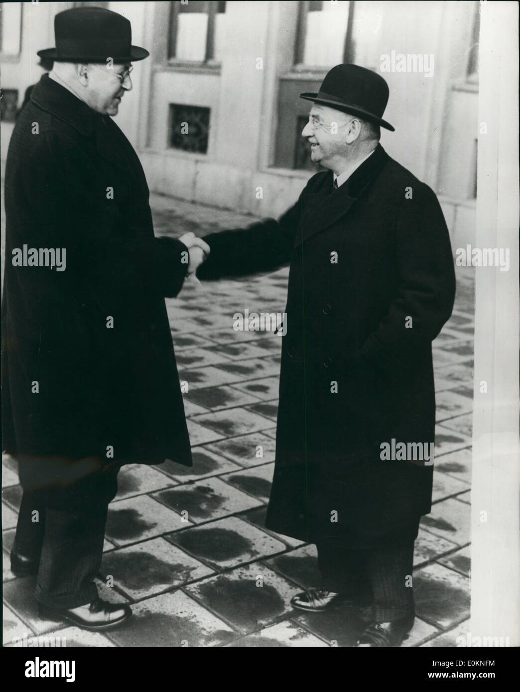 1 janvier, 1930 - Sir Henry Dale et le Professeur Otto Loewi en dehors du Grand Hotel, Stockholm au moment de la présentation du Prix Nobel de physiologie et de médecine, 1936. (Date précise inconnue). Banque D'Images