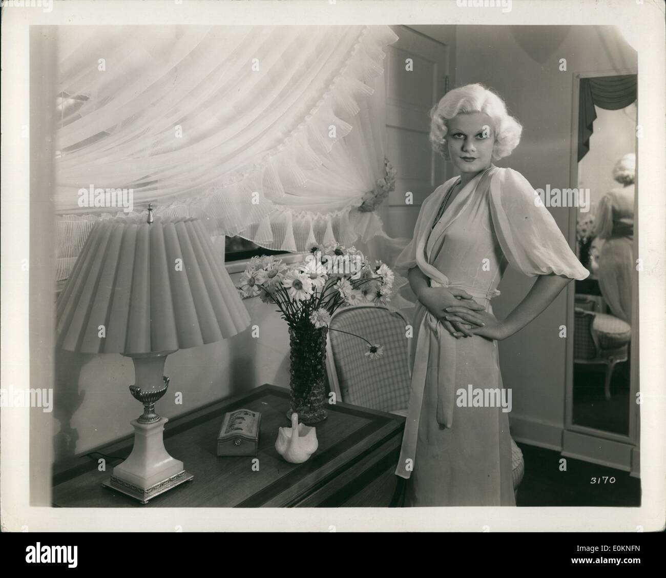 1 janvier, 1930 - UN Dressing pour correspondre à ses cheveux platine... Jean Harlow et un coin de la belle dressing conçu pour elle et son utilisation lors de la production de son plus récent avec photo pour Metro-Goldyn-Mayer, ''Bombshell' (date exacte inconnue). Banque D'Images