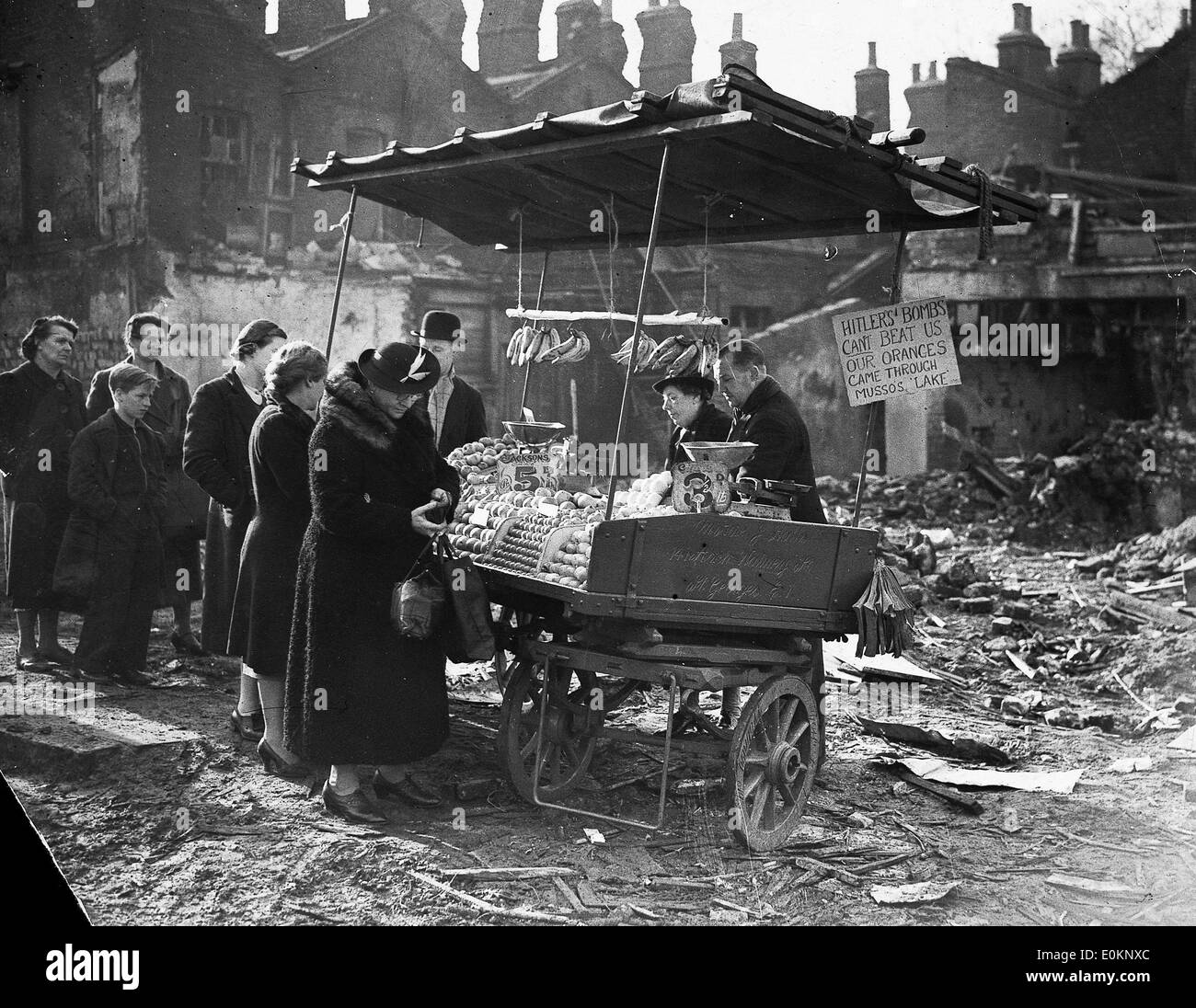 Les gens d'acheter des aliments dans un panier de rue entre le Blitz de l'épave Banque D'Images