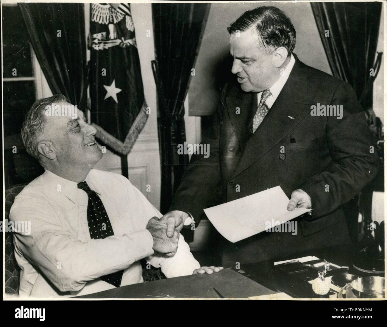 05 mai 1941 - le chef de la défense civile nommés. Photo montre . Le président Roosevelt présentant la Commission de Maire Banque D'Images