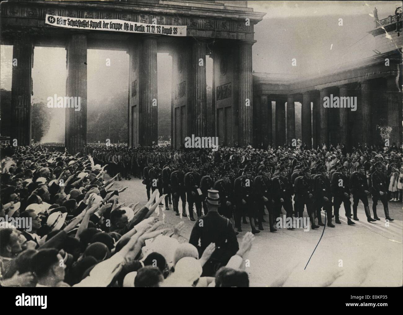 08 août, 1933 - 10 000 soldats nazis de brigades spéciales ont défilé à Berlin devant une immense foule rassemblée le long de leur route de Doeberitz à Berlin. Jeune homme meurt lors de manifestation des étudiants Banque D'Images