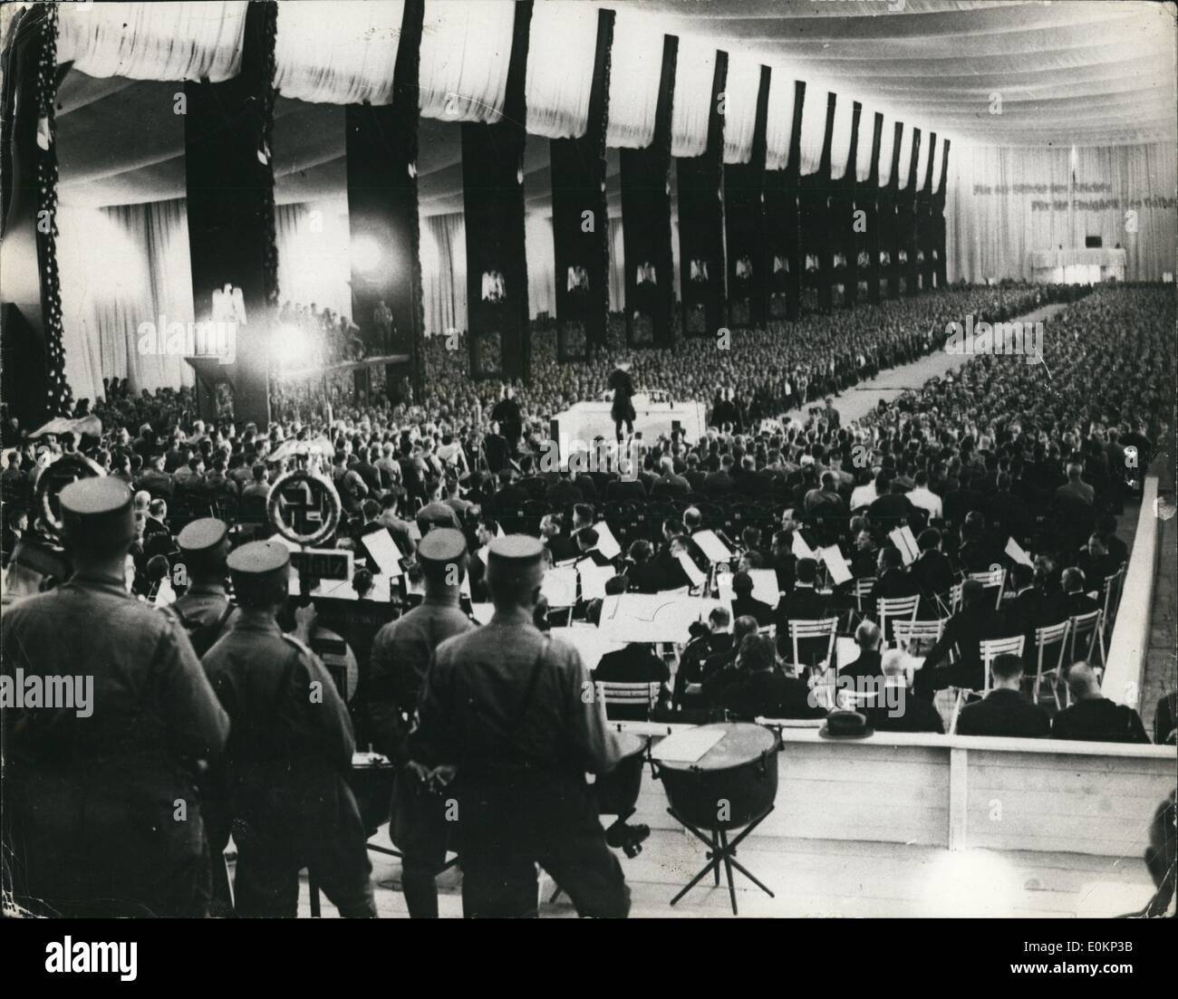 Septembre 09, 1933 - couleurs nazi à Nuremberg : une vue générale pendant la réunion à la salle d'exposition. Nuremberg montrant un ''illisible'' Hitler (à gauche) pendant le Congrès socialiste. Banque D'Images