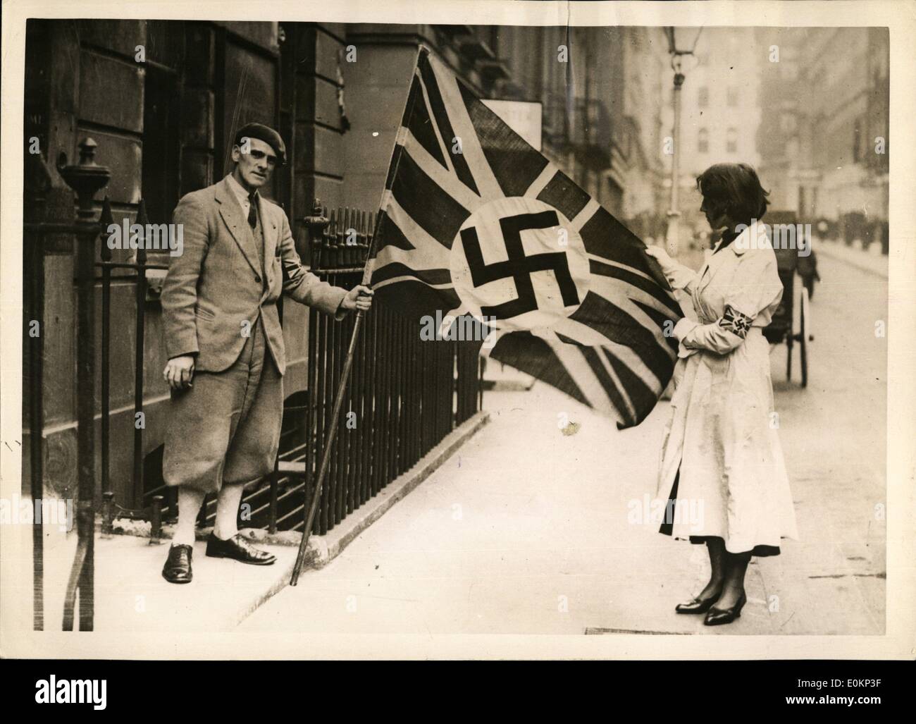 10 octobre 1933 - Les nazis swastika, publié à Londres sur le drapeau fasciste Anglais devant leur siège le Craven Street. Le ministre de l'Intérieur a ordonné pour le pavillon d'être pris vers le bas. Yves Navarre remporte le Prix Goncourt pour ''Le Jardin d'Acclimatation' Banque D'Images