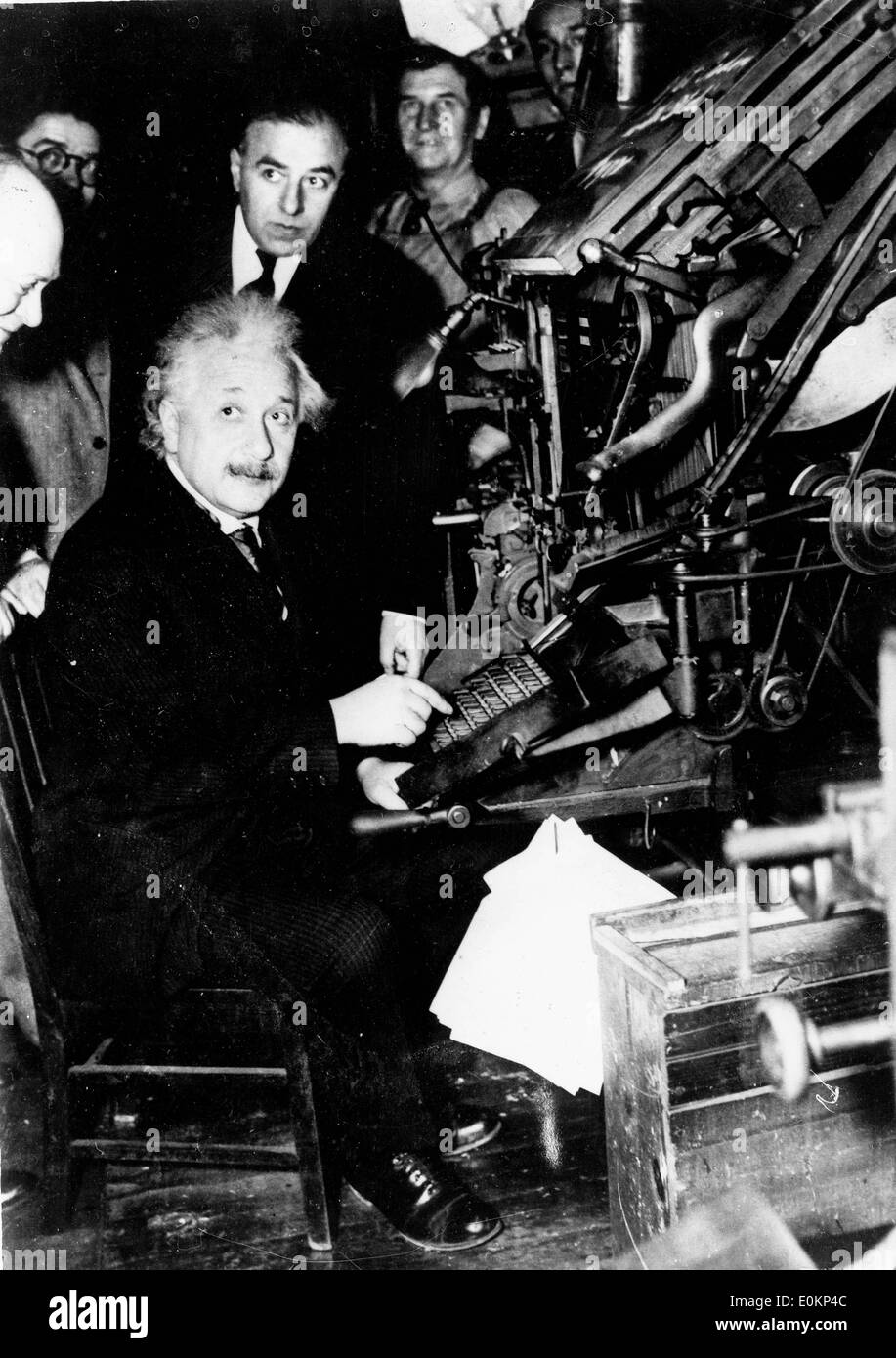 Le professeur Albert Einstein le réglage de la première ligne de caractères pour la première grande édition du quotidien juif Bulleton Banque D'Images