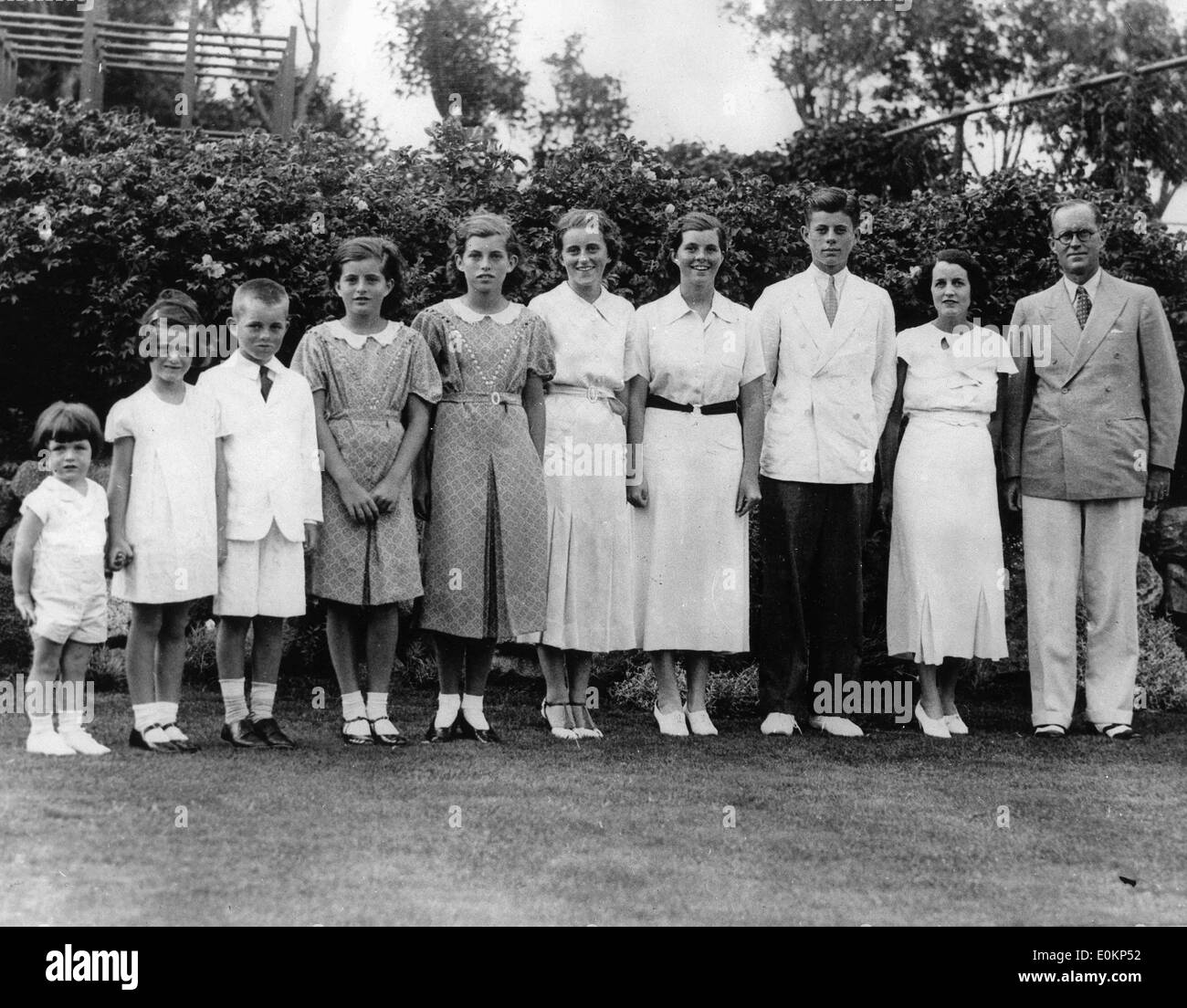 Juillet 07, 1934 - Boston, Massachusetts, États-Unis - de G à D : EDWARD KENNEDY, JEANNE KENNEDY, Robert Kennedy, Patricia Kennedy, EUNICE KENNEDY, Kathleen Kennedy, Rosemary Kennedy, John Kennedy, Mme Rose Kennedy et Joseph P. Kennedy. La famille Kennedy est une famille irlando-américaine dans la politique et le gouvernement en ordre décroissant du mariage de Joseph P. Kennedy et Rose Fitzgerald Kennedy. La prédominance de la famille démocratique est connu pour son libéralisme politique à l'américaine. Le plus connu est la fin des Kennedy Président des États-Unis John F. Kennedy Banque D'Images