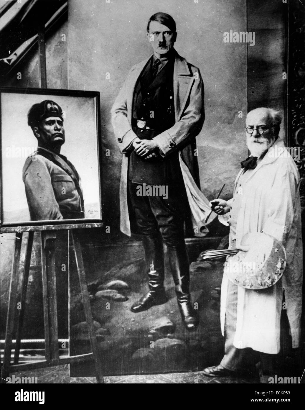 Peintre Arthur Fischer, posant à côté de ses peintures de Benito Mussolini, et d'Adolf Hitler Banque D'Images